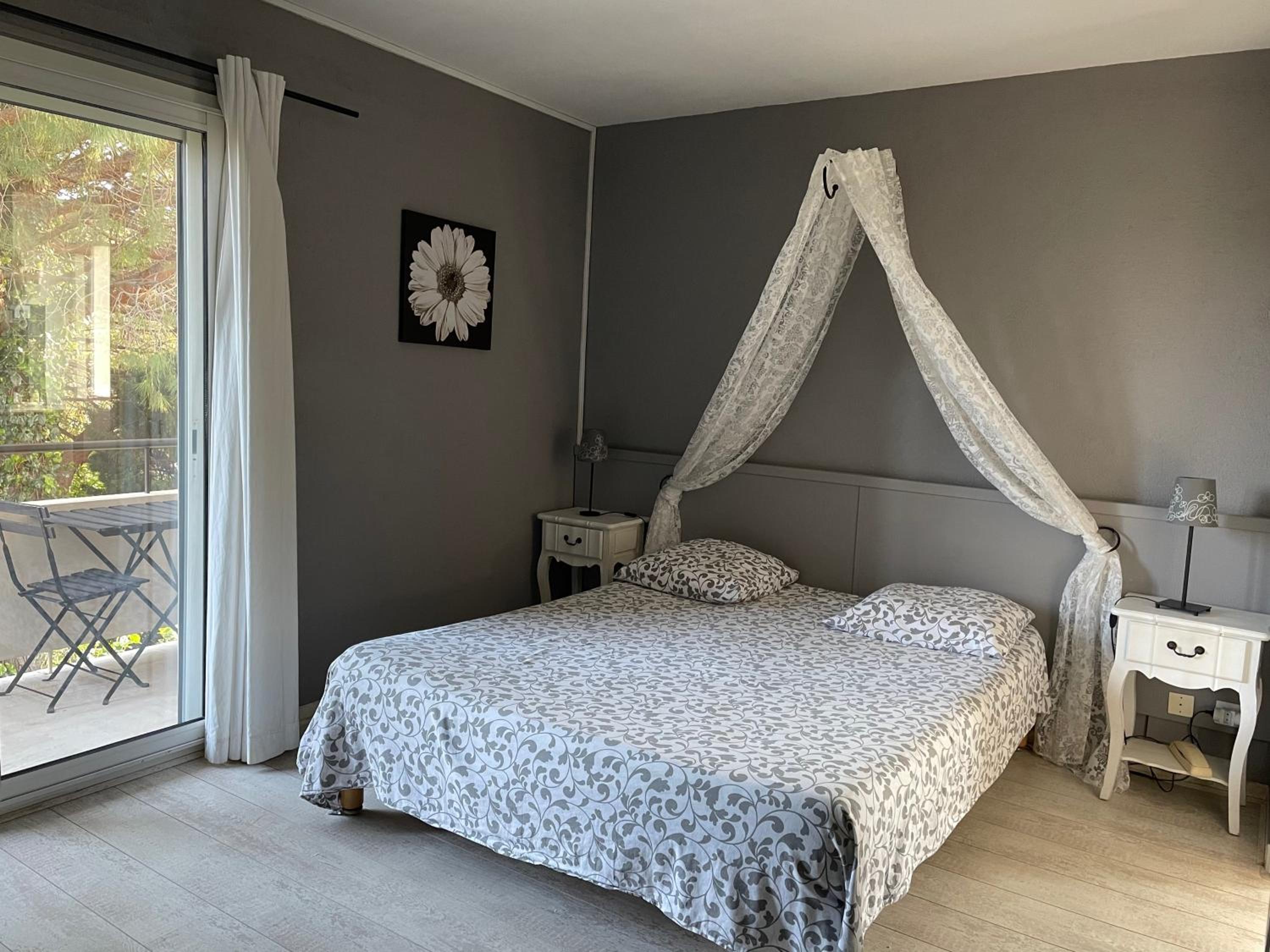 Double Room with Garden and Street View