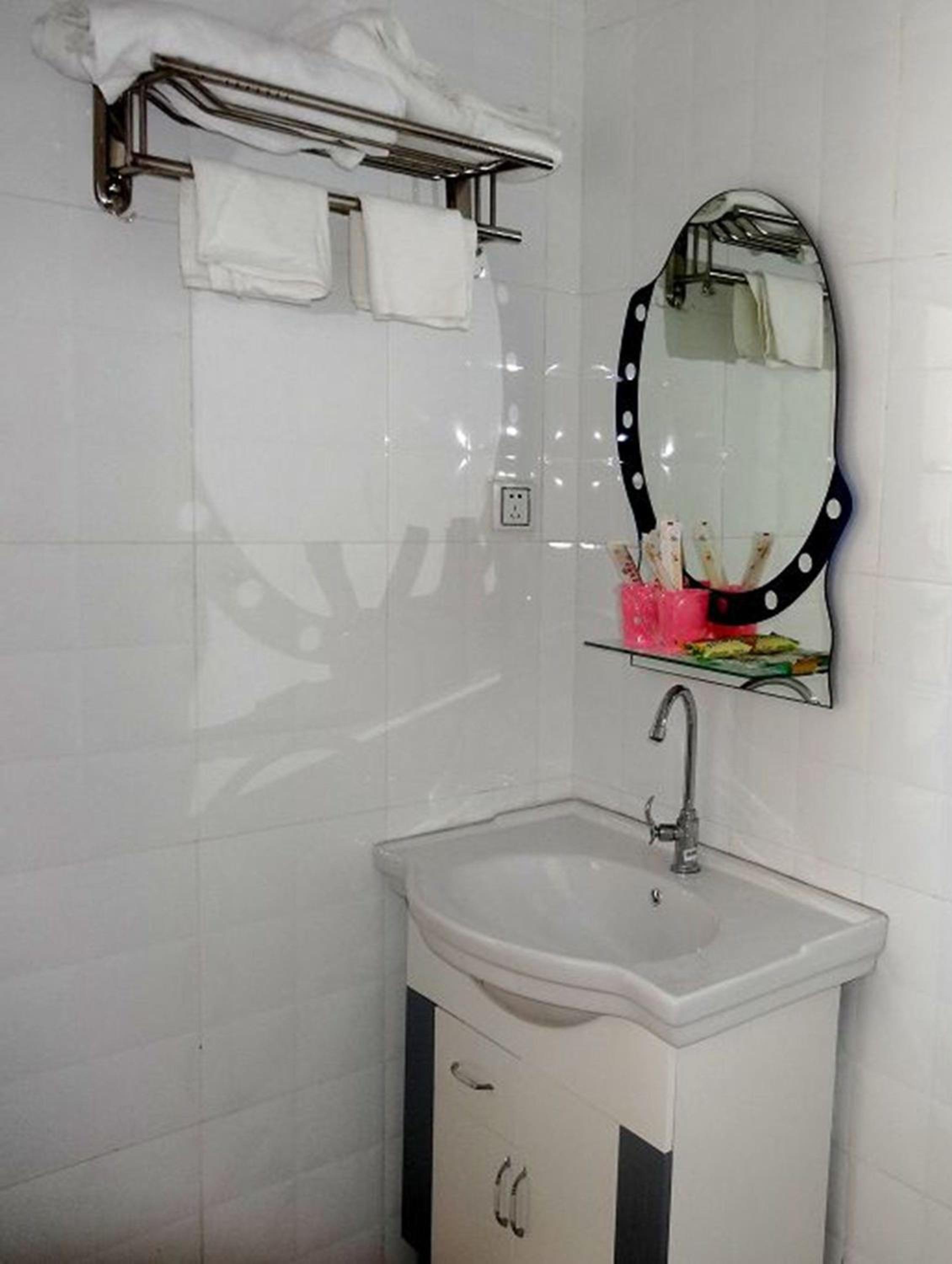 Standard Twin Room With Shared Bathroom photo 2