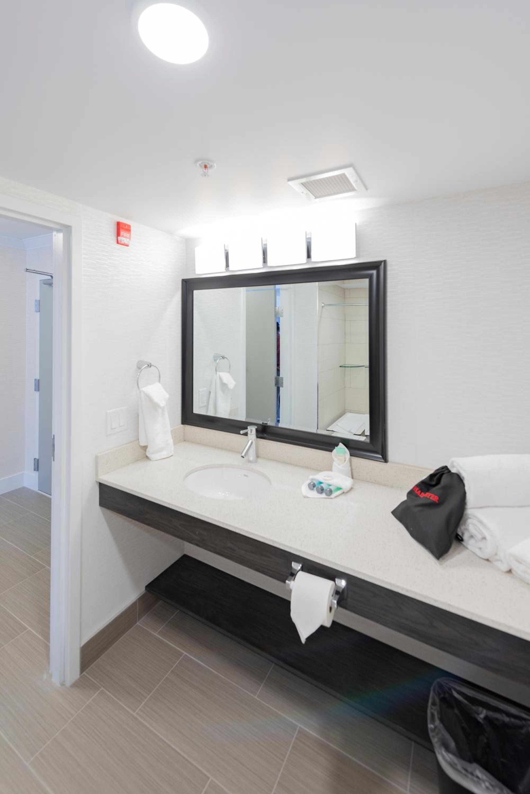 Queen Room with Roll-In Shower - Disability Access photo 2