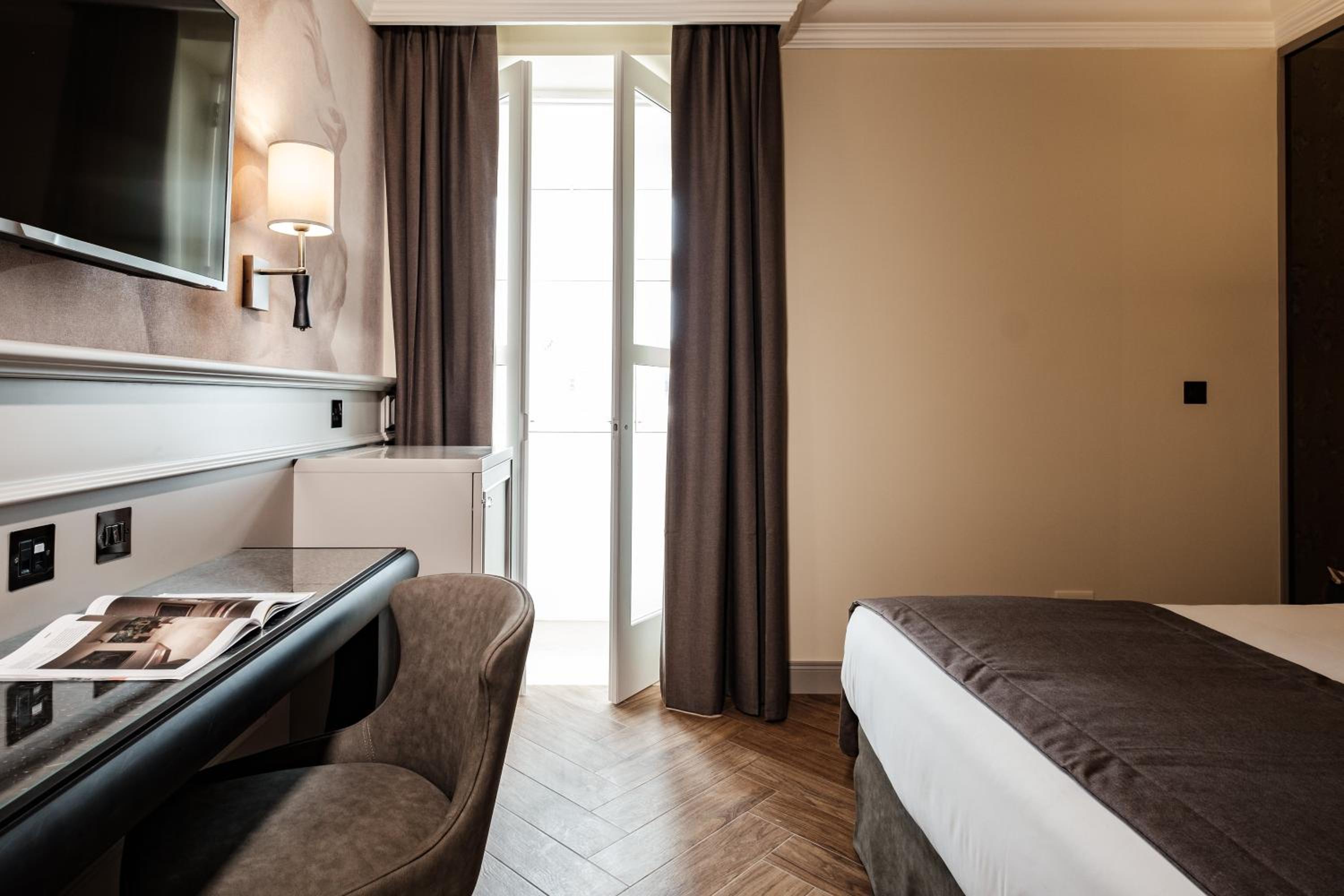 Deluxe Double Room with Balcony - Photo 4
