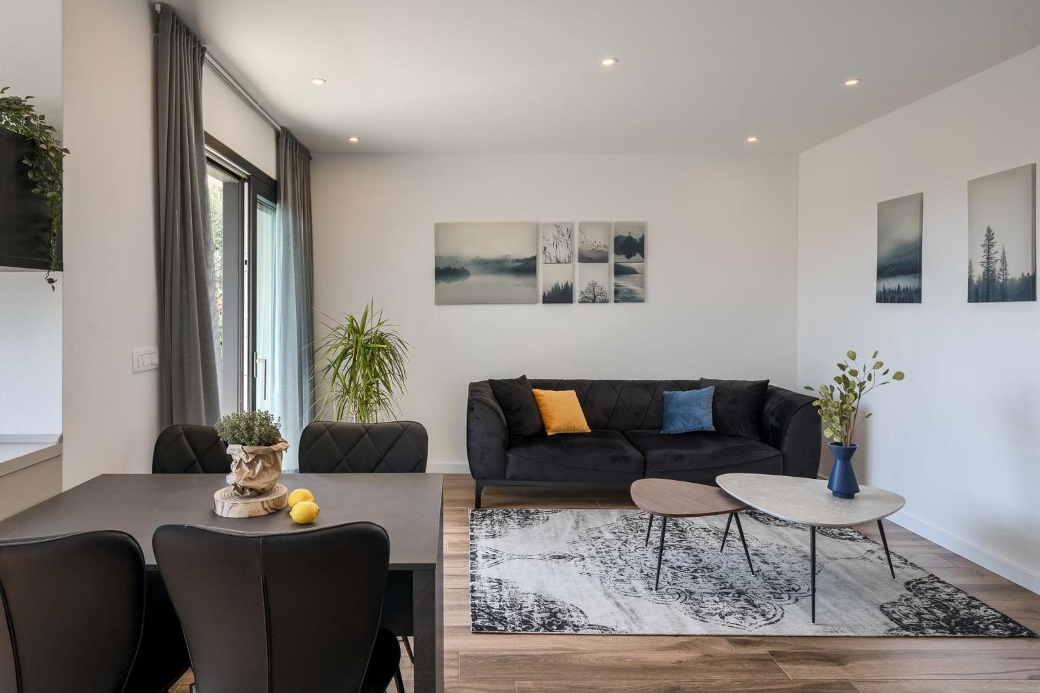 Deluxe Apartment with Garden and Sea View photo 3