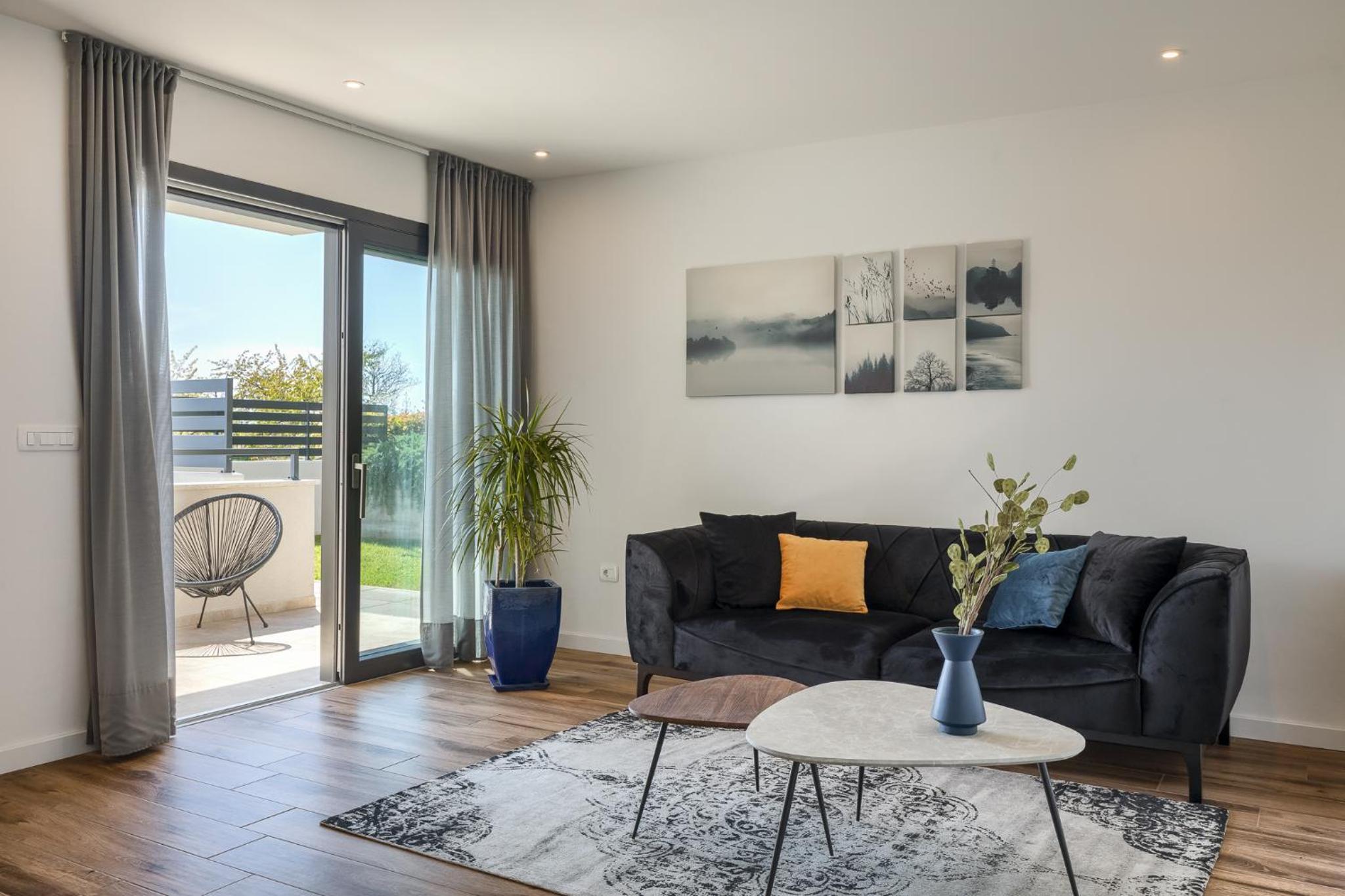 Deluxe Apartment with Garden and Sea View