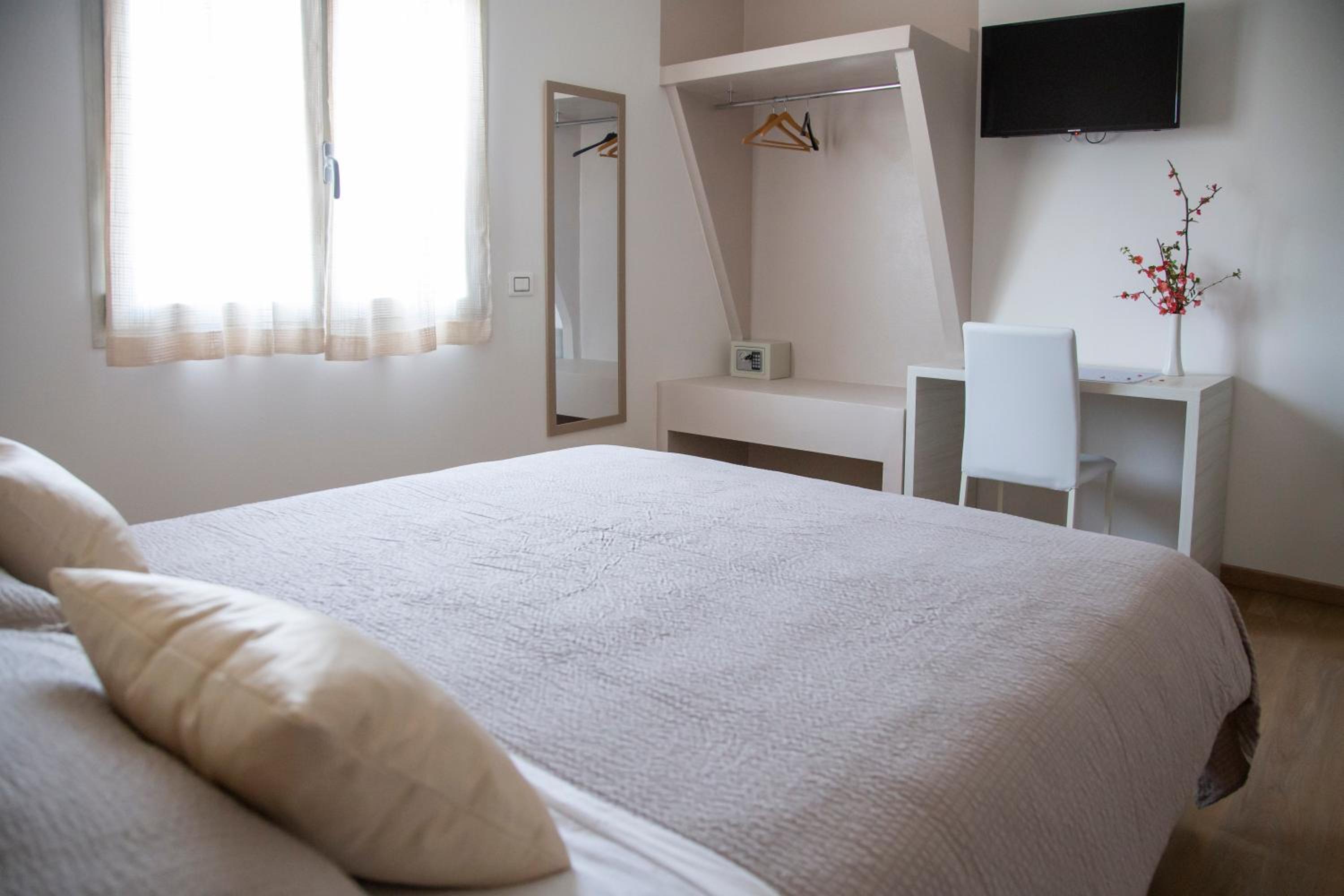 Double or Twin Room with Private Bathroom photo 3