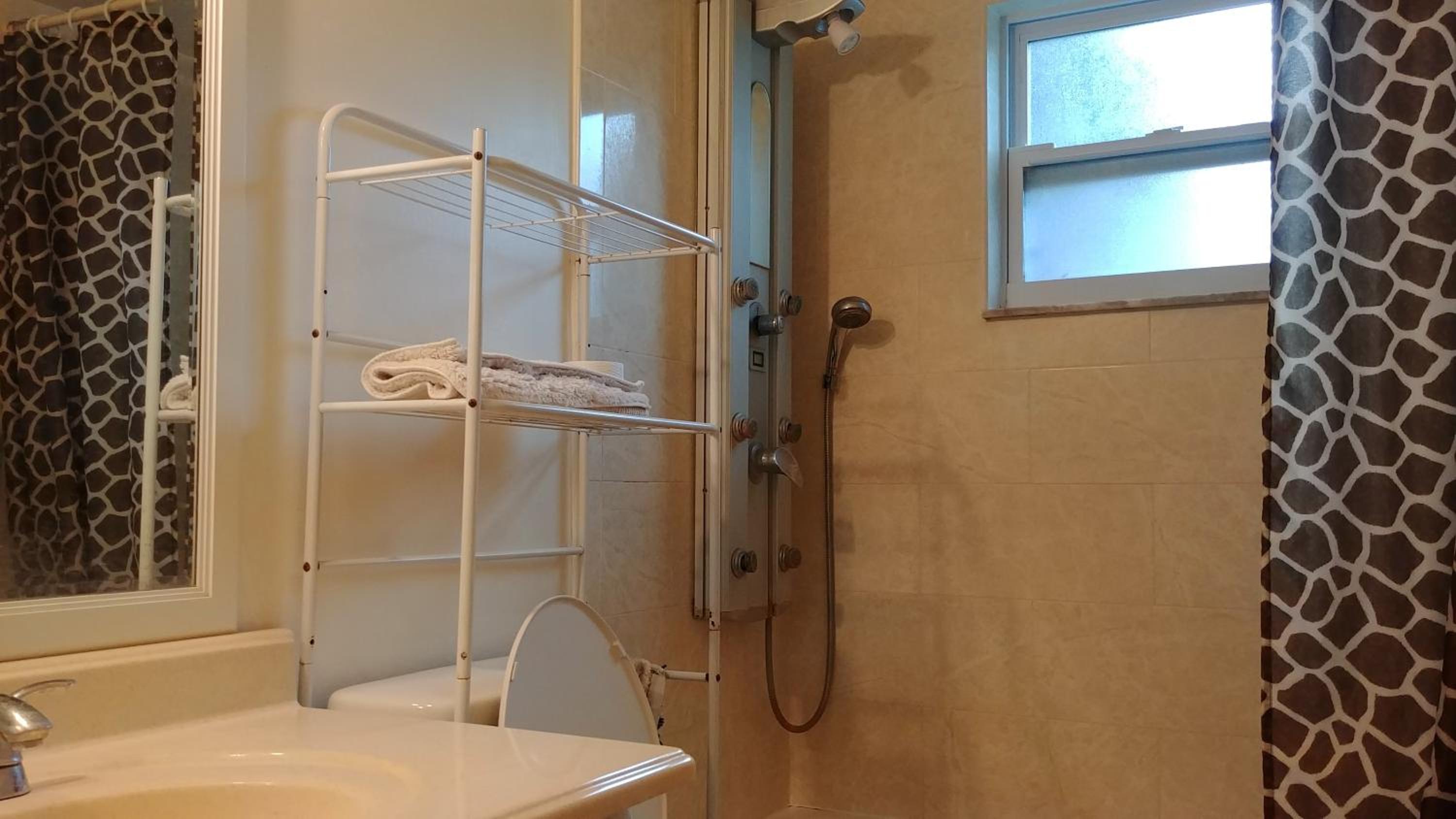 Three-Bedroom House photo 2