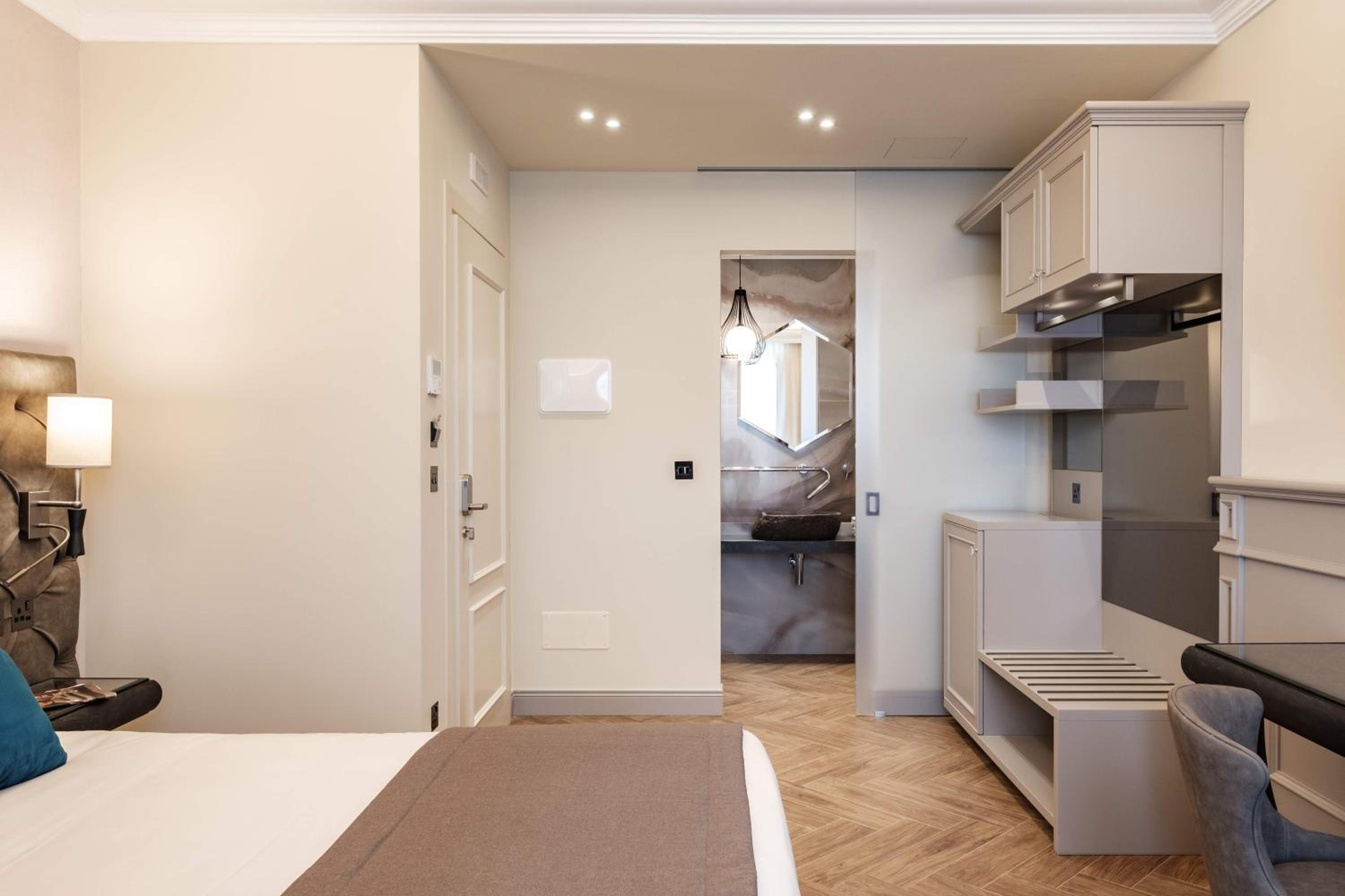 Superior Double or Twin Room with City View photo 2