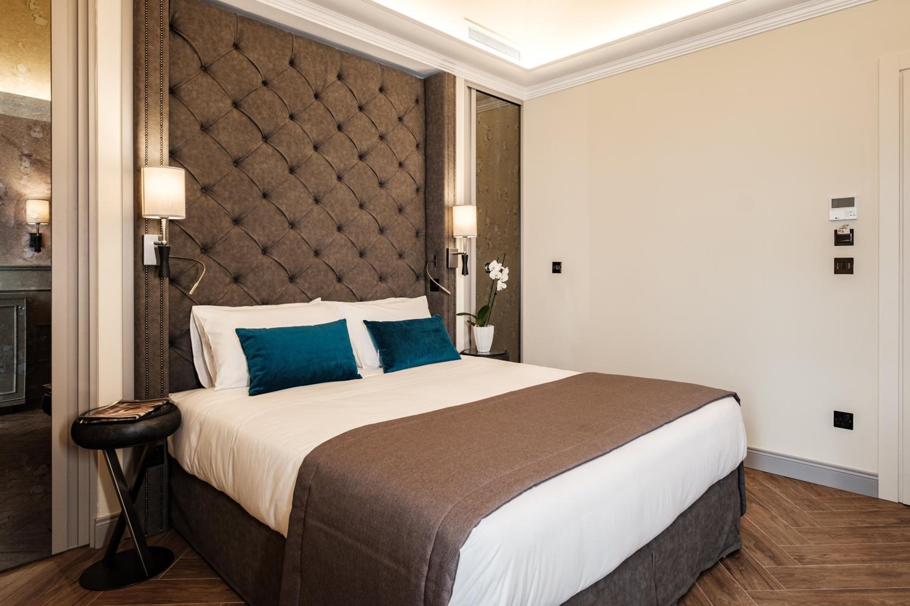 Deluxe Double Room with Balcony - Photo 5