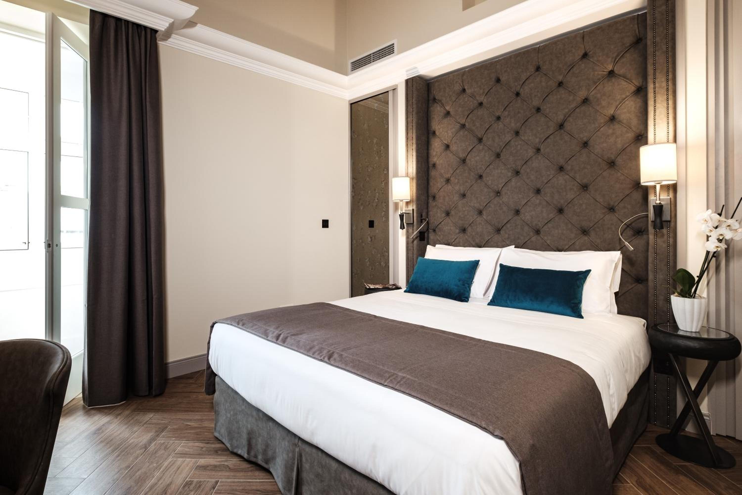 Deluxe Double Room with Balcony - Photo 1