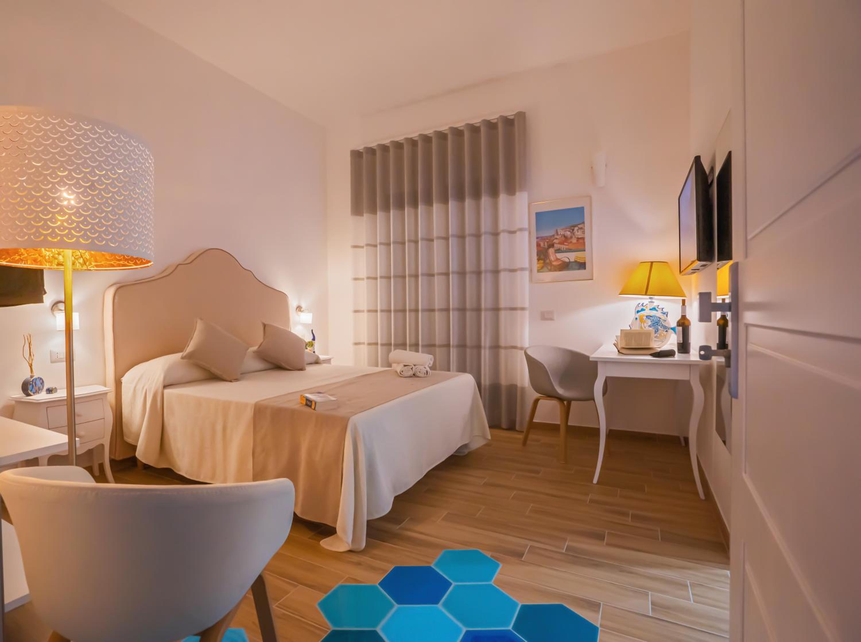 Deluxe Double Room with Side Sea View