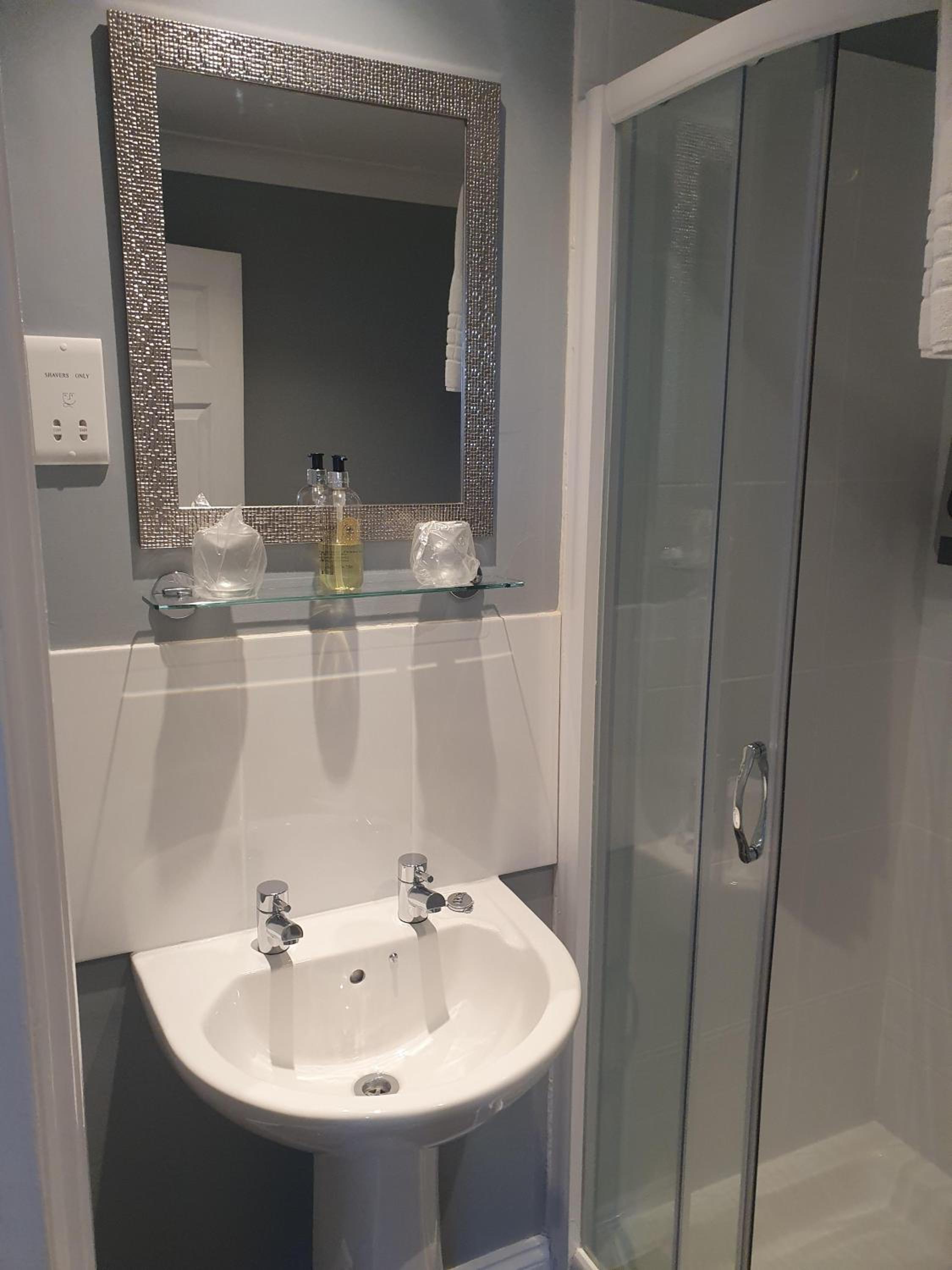 Twin Room with Shower - Photo 2