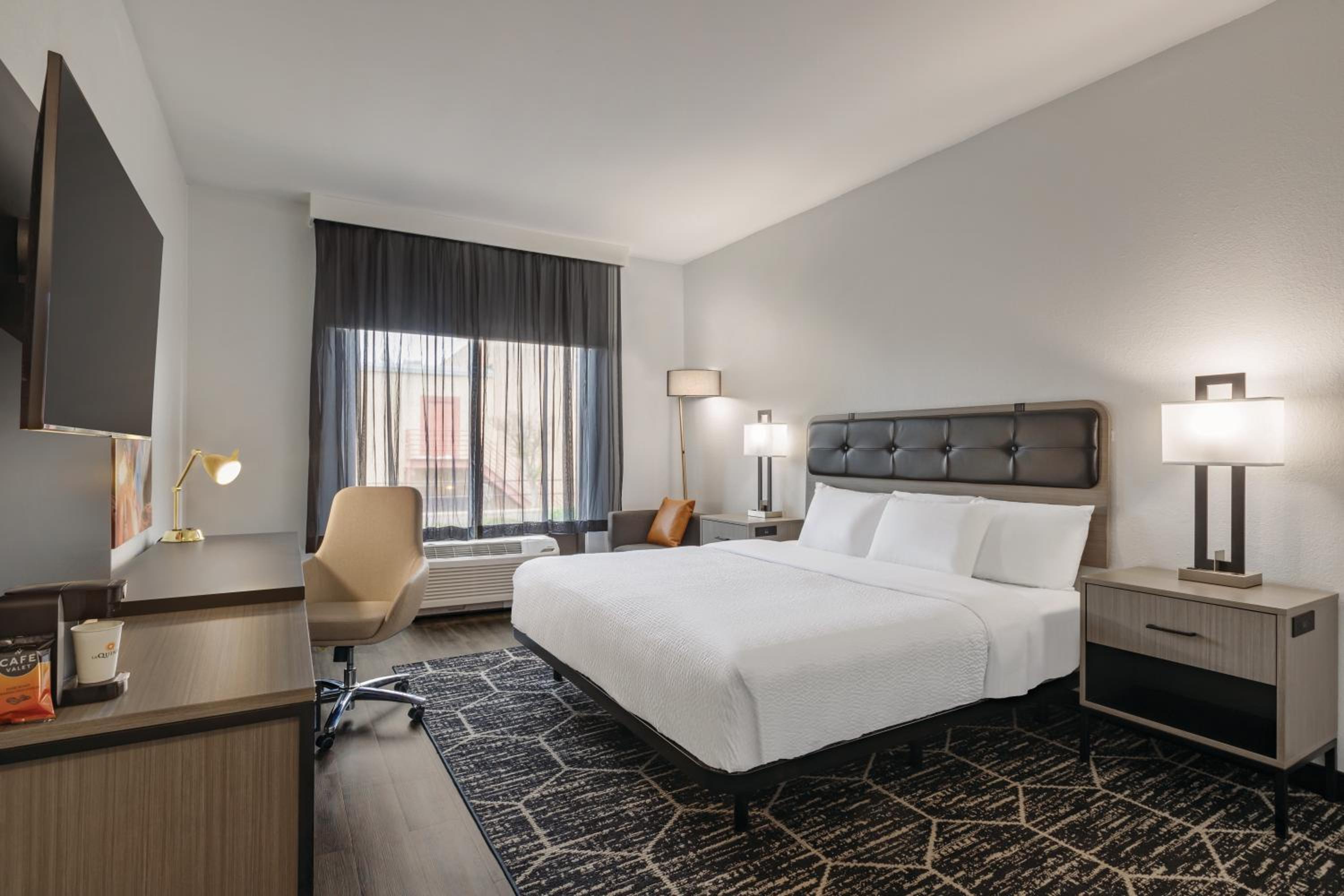 Deluxe King Room - Photo 4