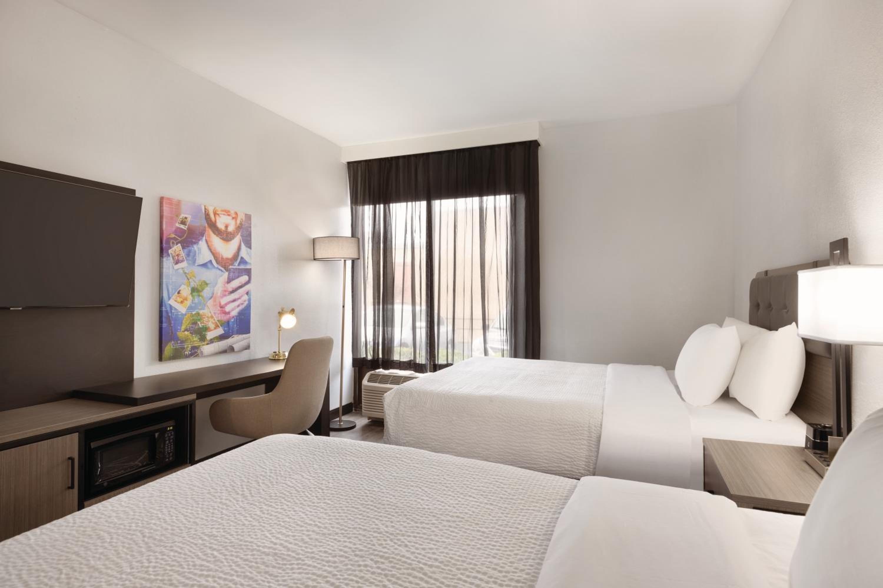 Queen Room with Two Queen Beds and Bath Tub - Mobility Accessible/Non-Smoking - Photo 3