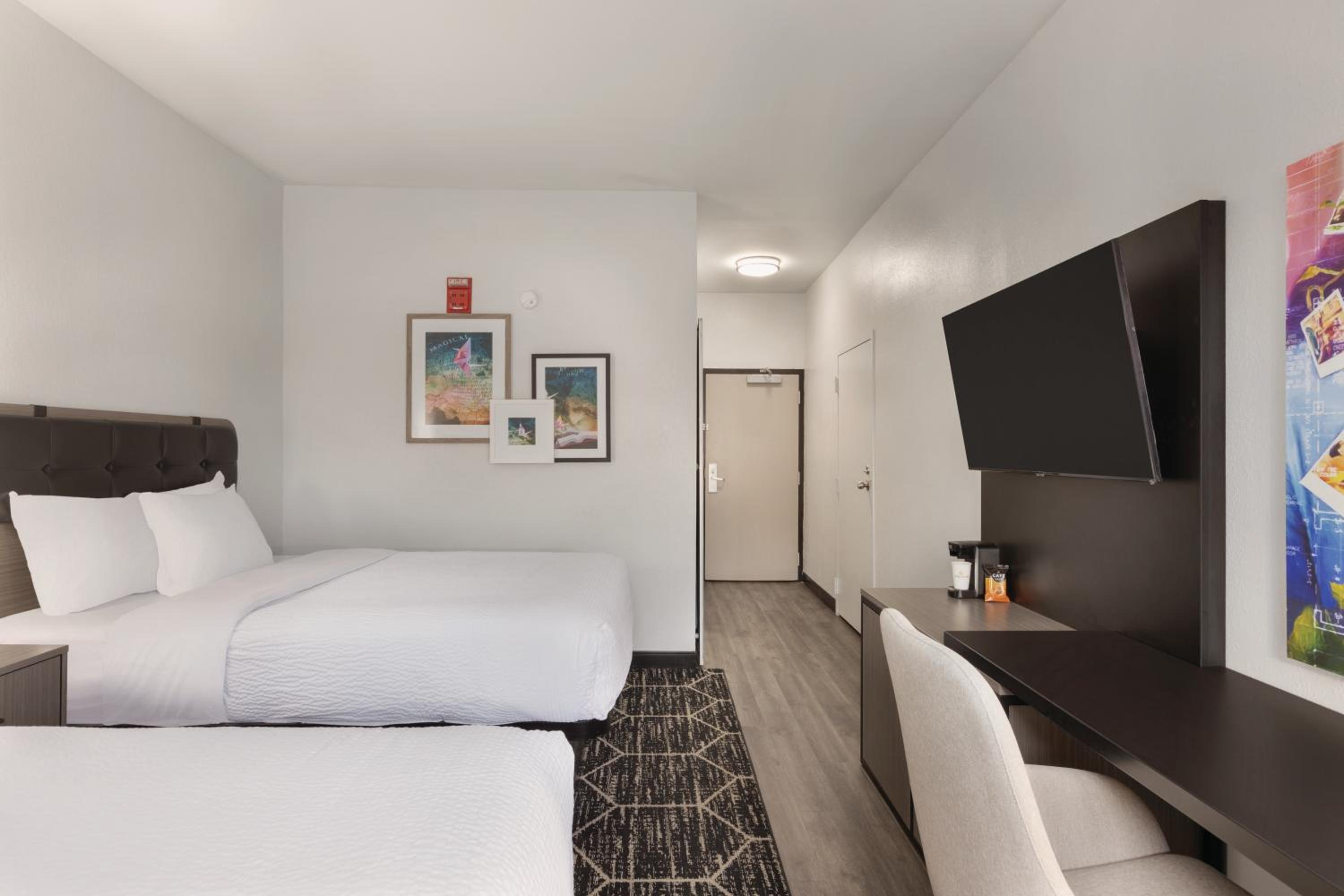 Queen Room with Two Queen Beds and Bath Tub - Mobility Accessible/Non-Smoking - Photo 4