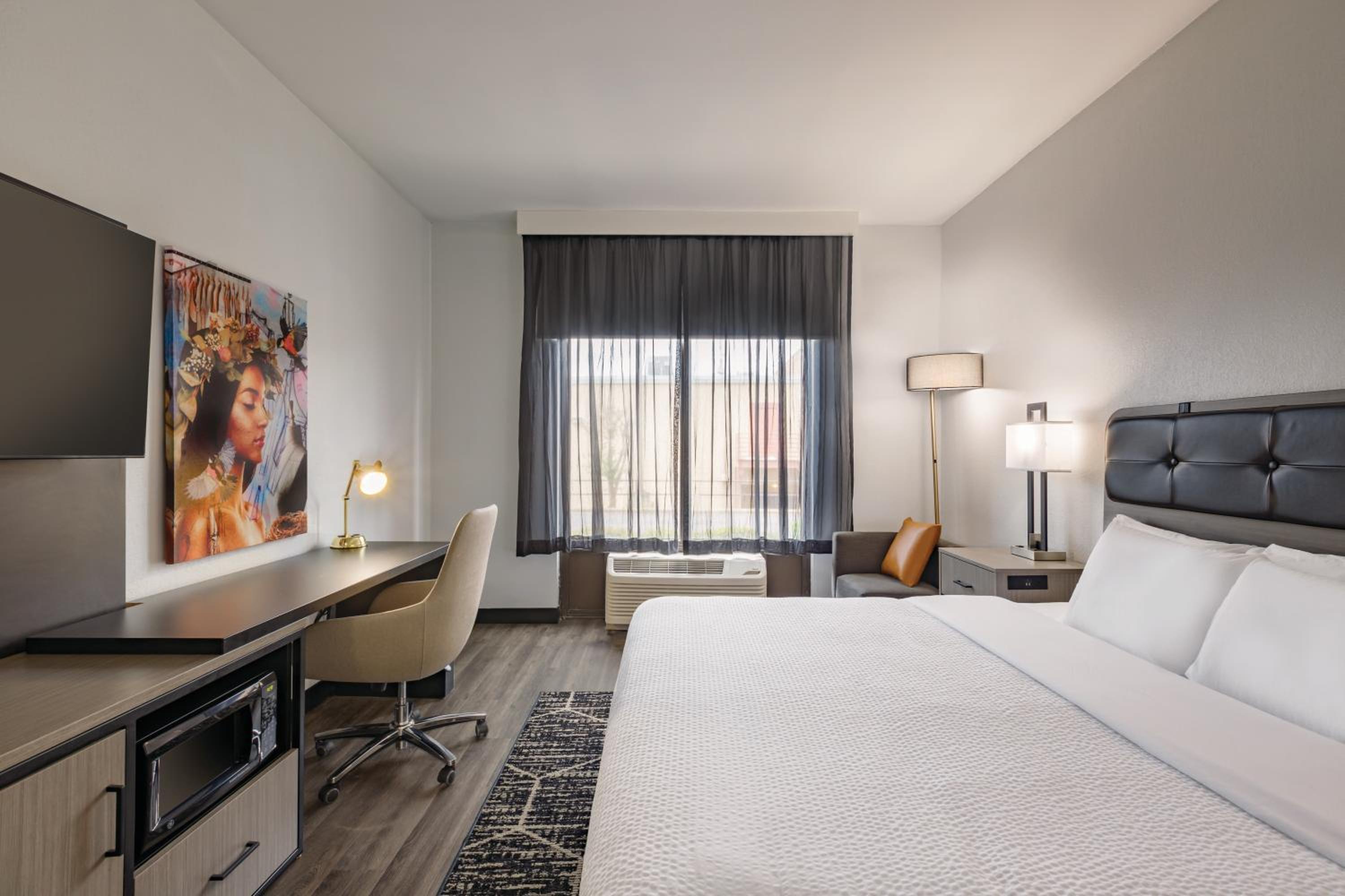 Deluxe King Room - Photo 3