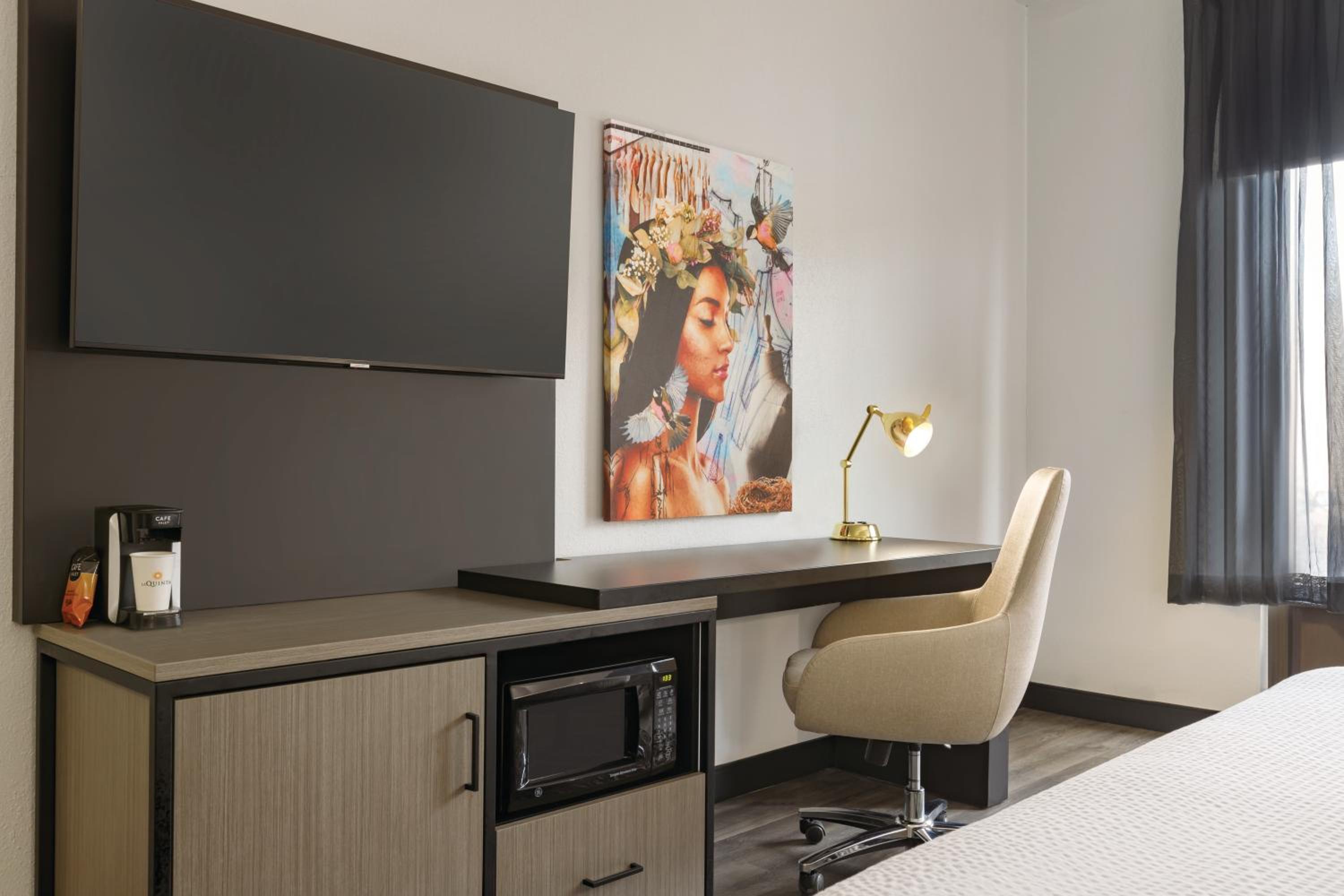 Deluxe King Room - Photo 5