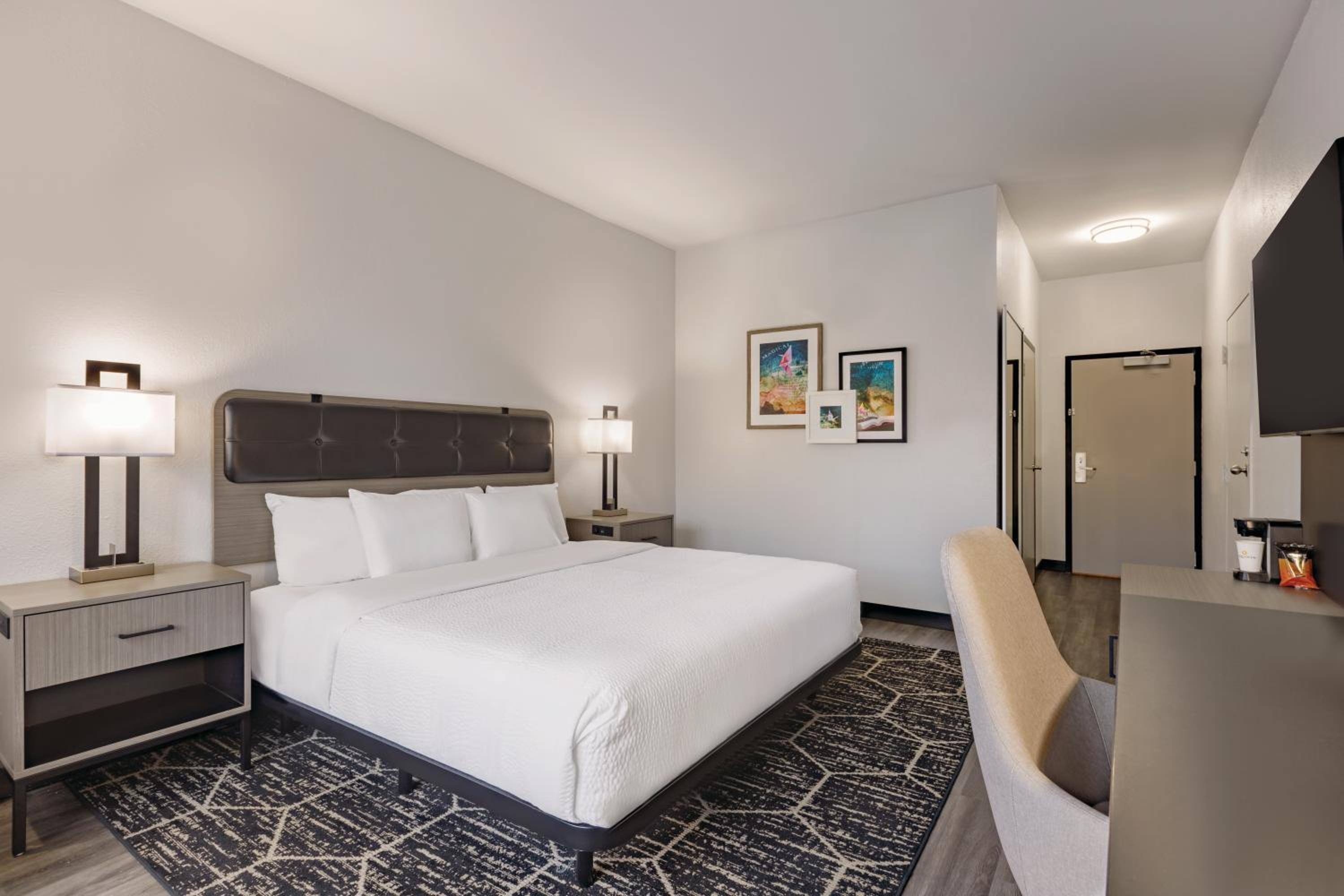 Deluxe King Room - Photo 2