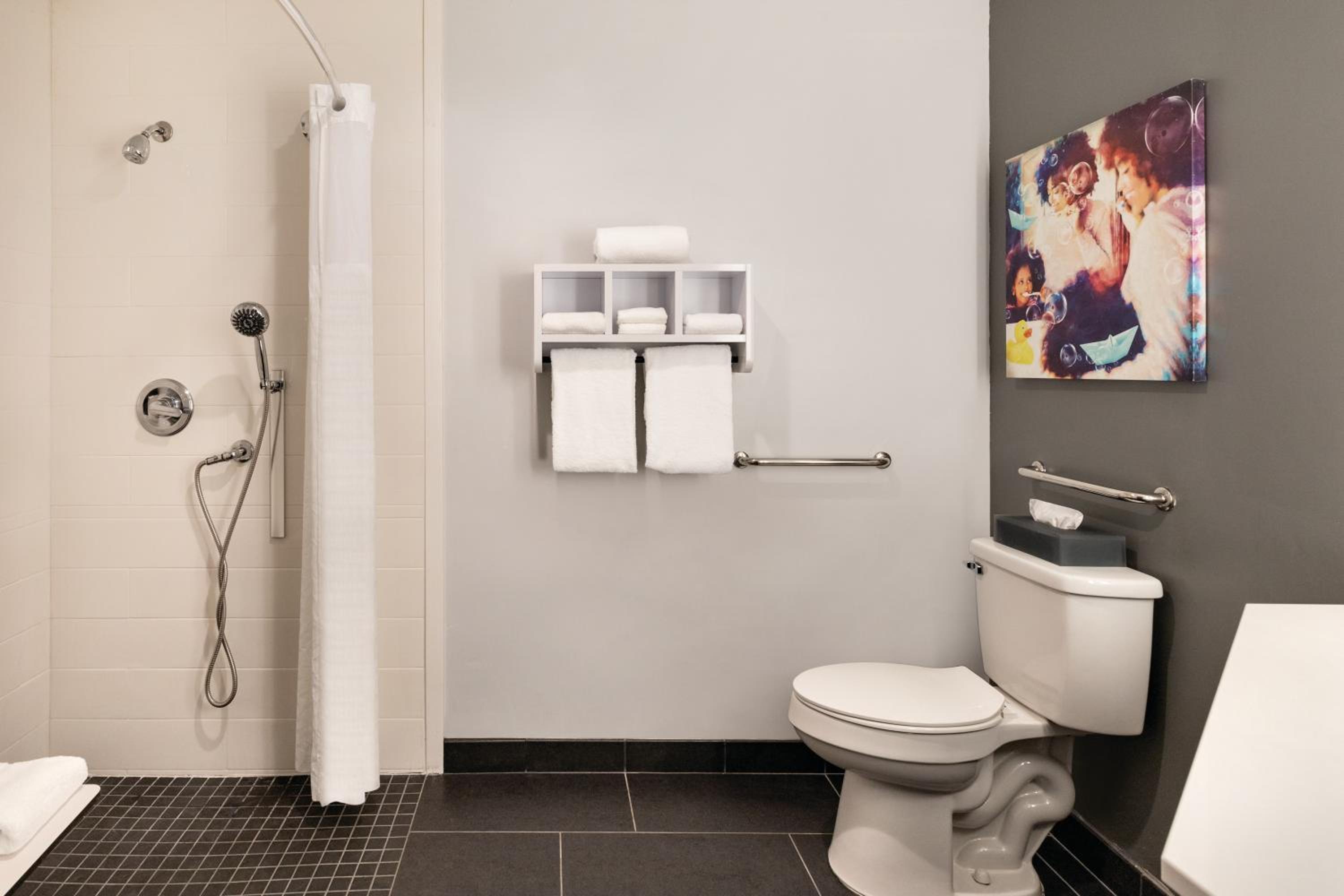 1 King Bed, Mobiltiy Accessible Room, Bathtub w/ Grab Bars, Non-Smoking - Photo 4