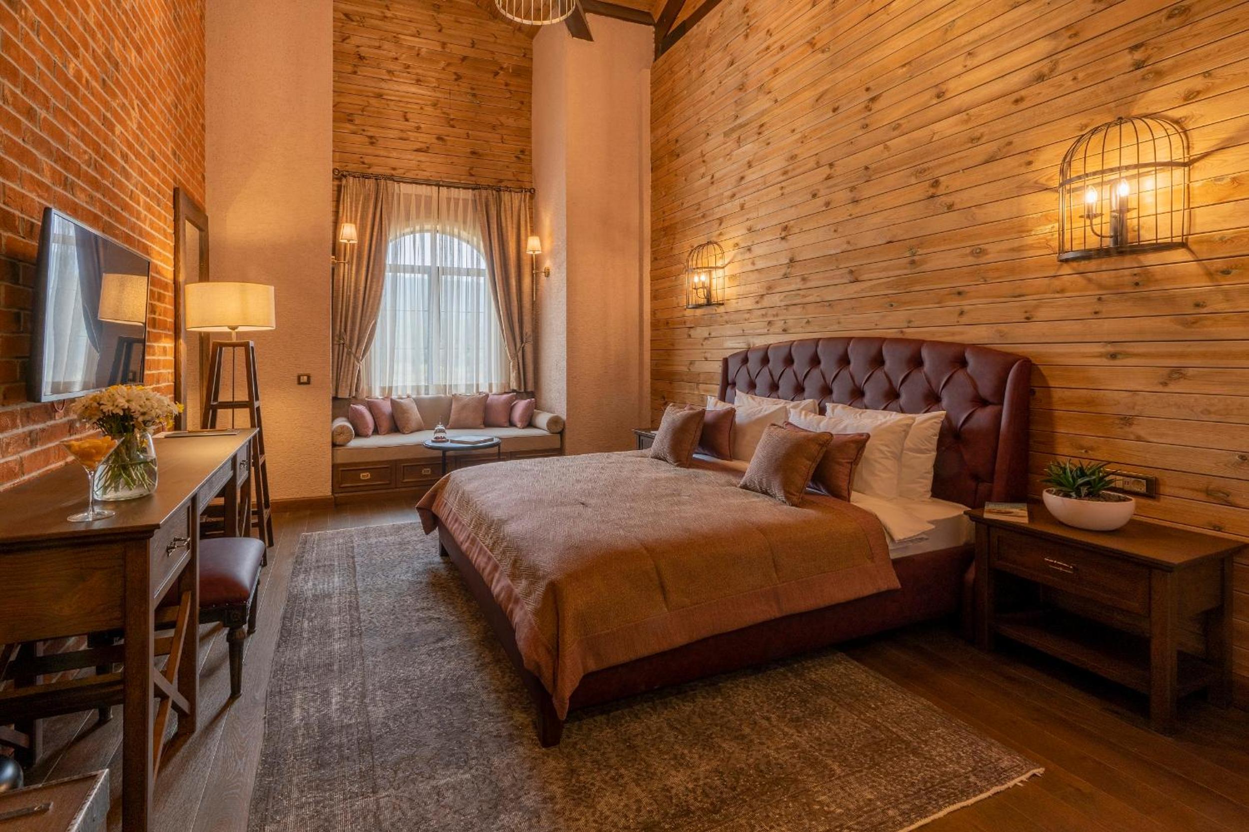 Deluxe King Room - Photo 1