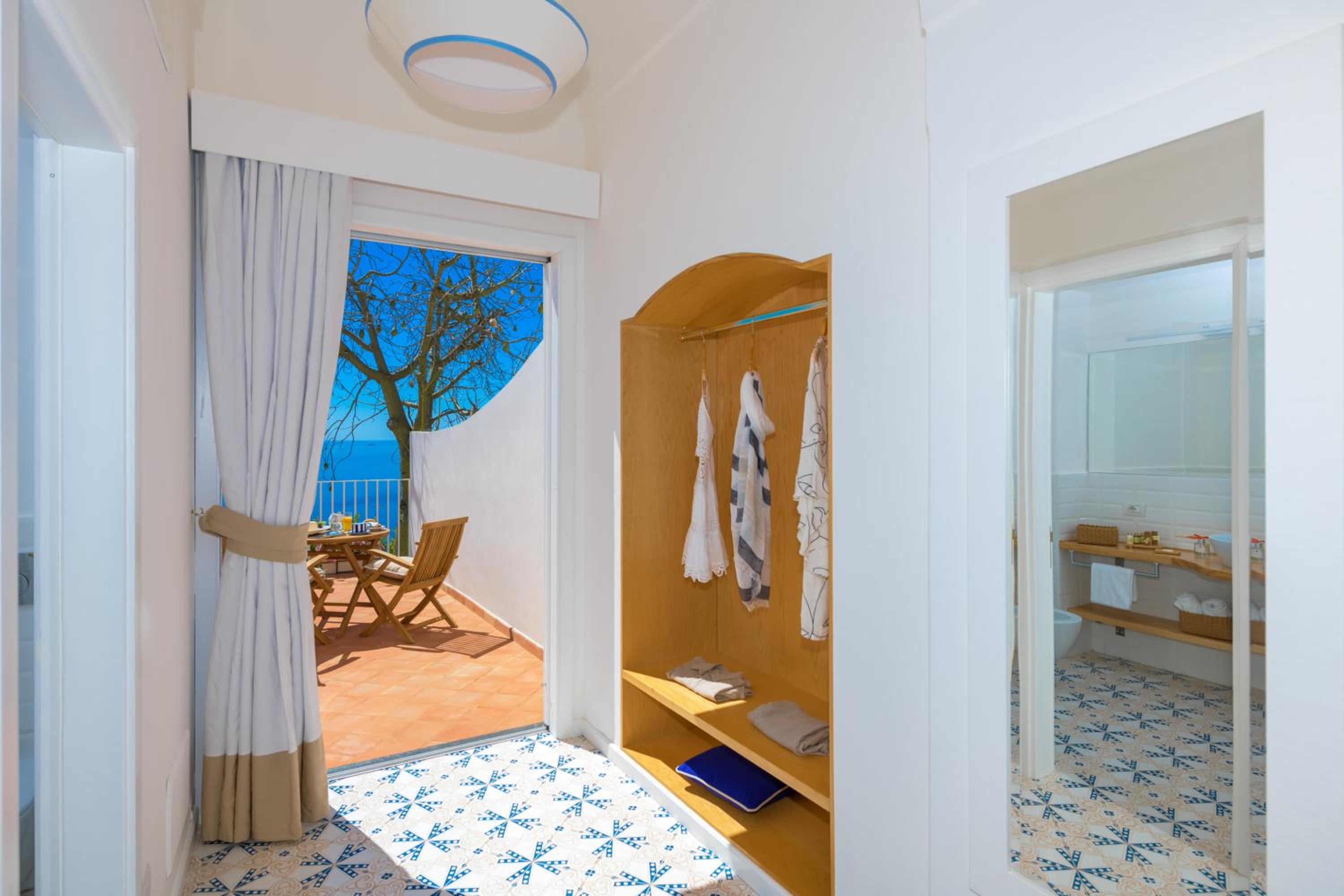 Deluxe Suite with Spa Bath photo 2