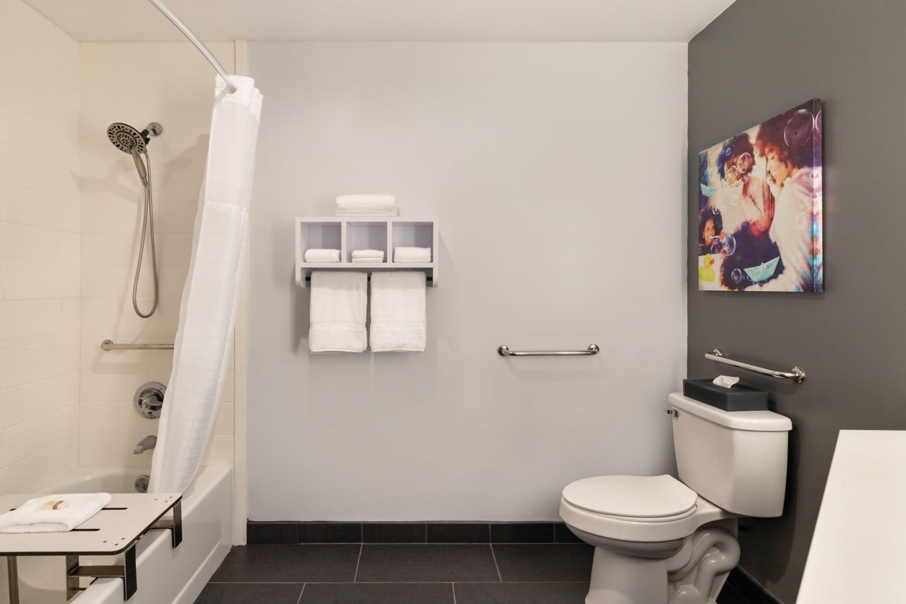1 King Bed, Mobiltiy Accessible Room, Bathtub w/ Grab Bars, Non-Smoking - Photo 3