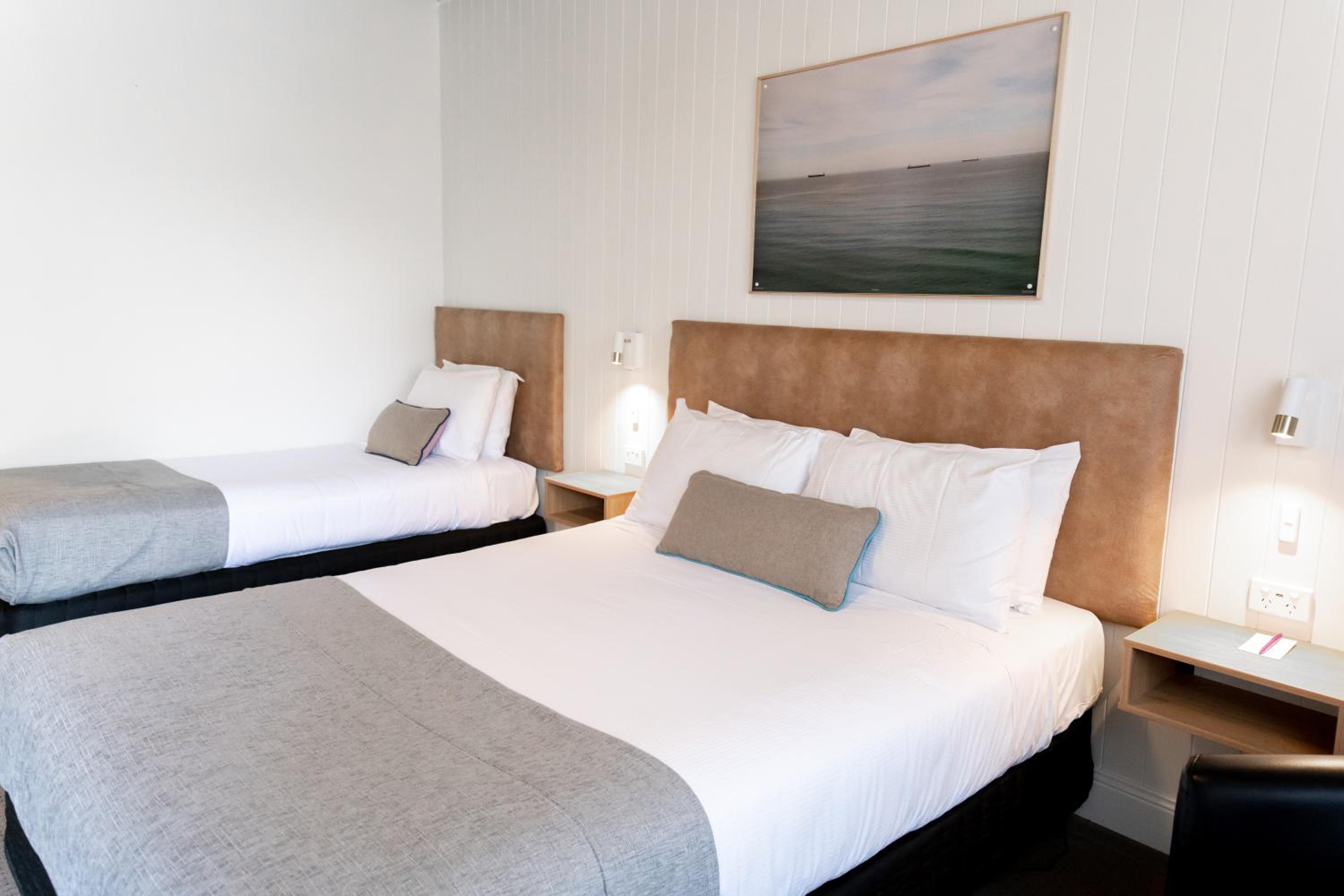 Superior Room with Queen and Single Bed - Photo 4