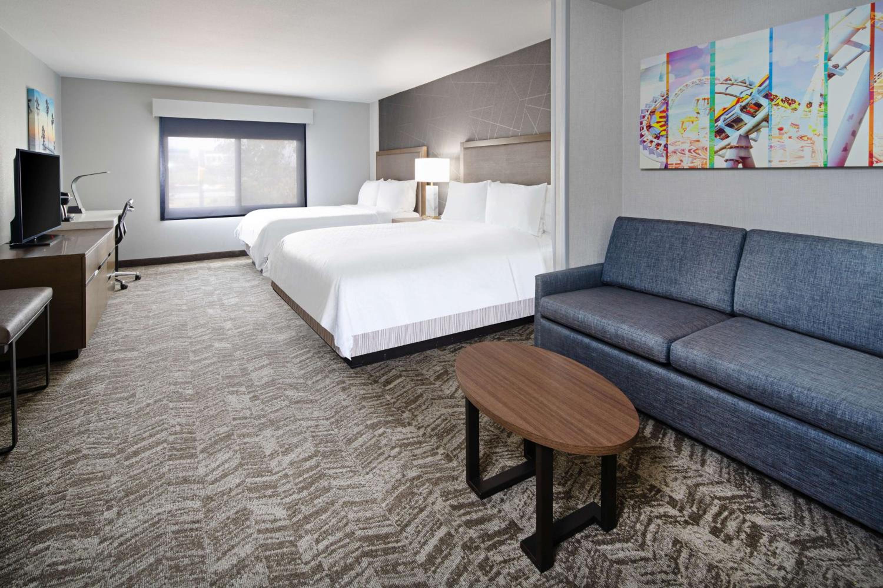 Queen Suite with Two Queen Beds with Sofa Bed - Photo 4