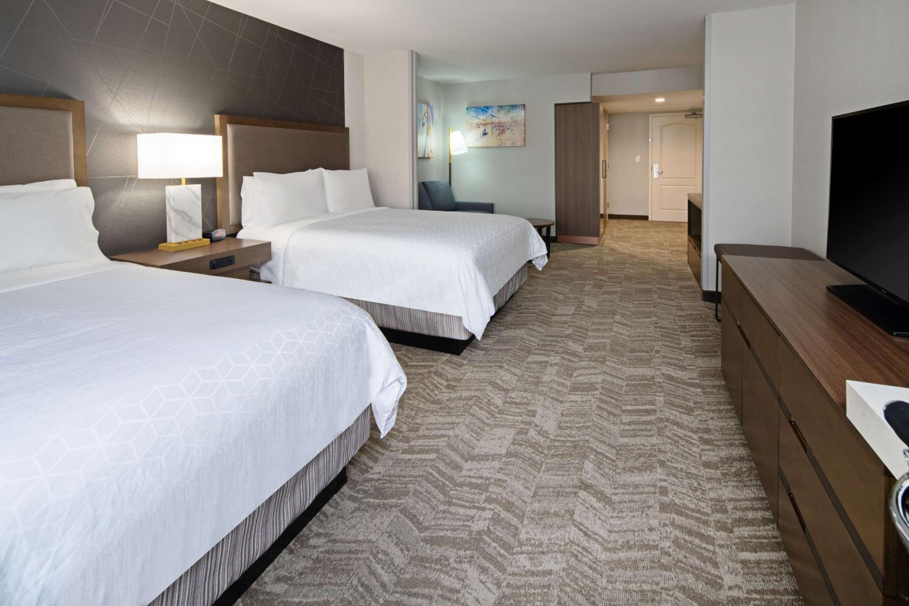 Queen Suite with Two Queen Beds with Sofa Bed - Photo 3