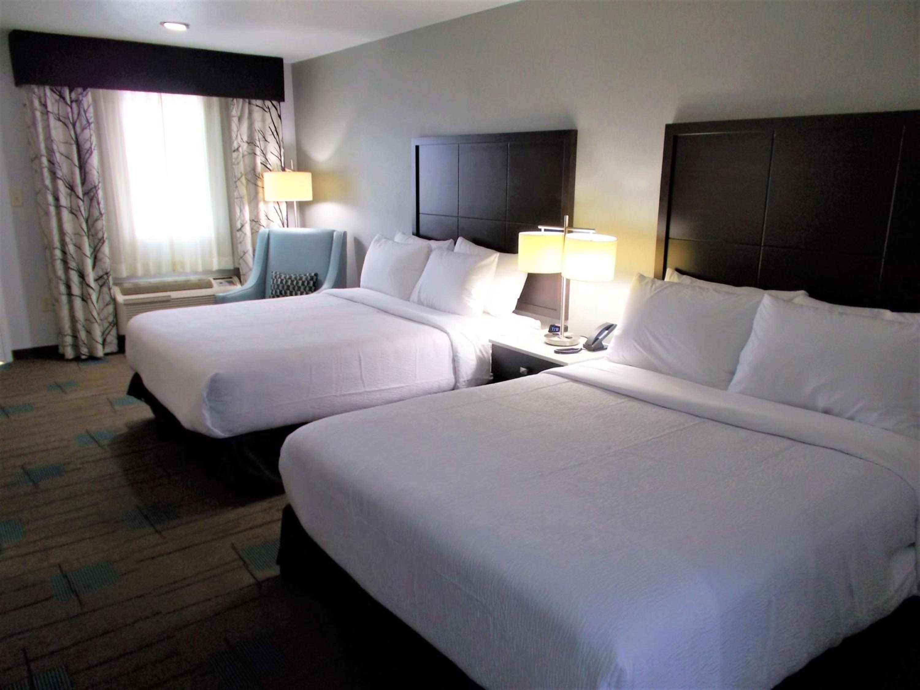 Queen Room with Two Queen Beds - Photo 4