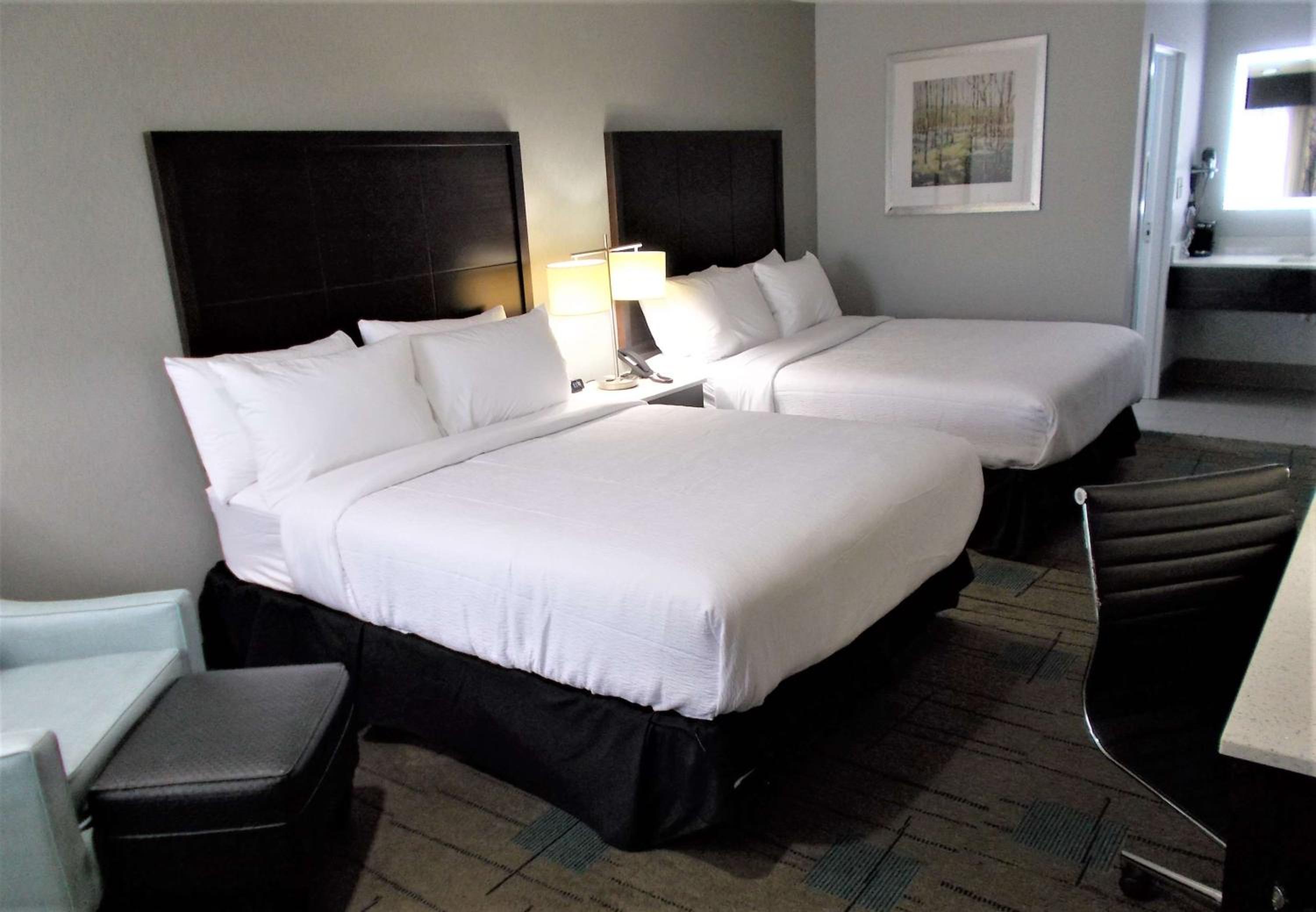 Queen Room with Two Queen Beds - Photo 2