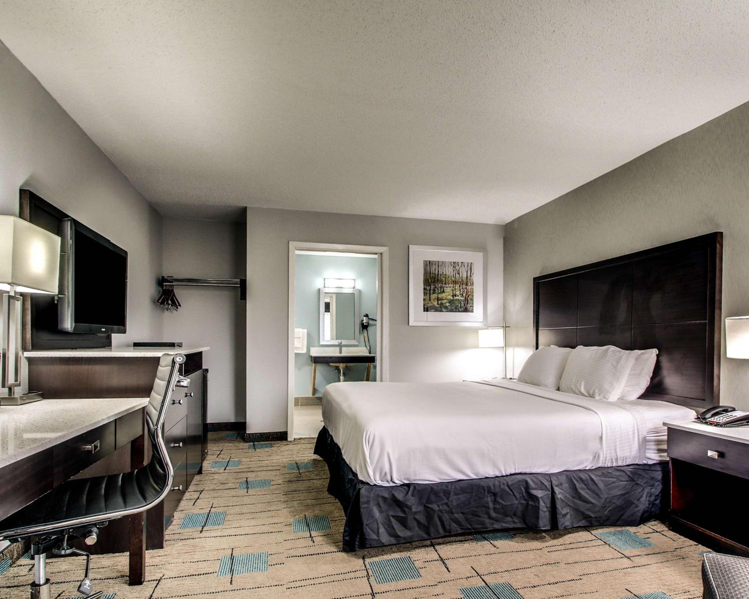 King Room with Roll-In Shower - Disability Access photo 1