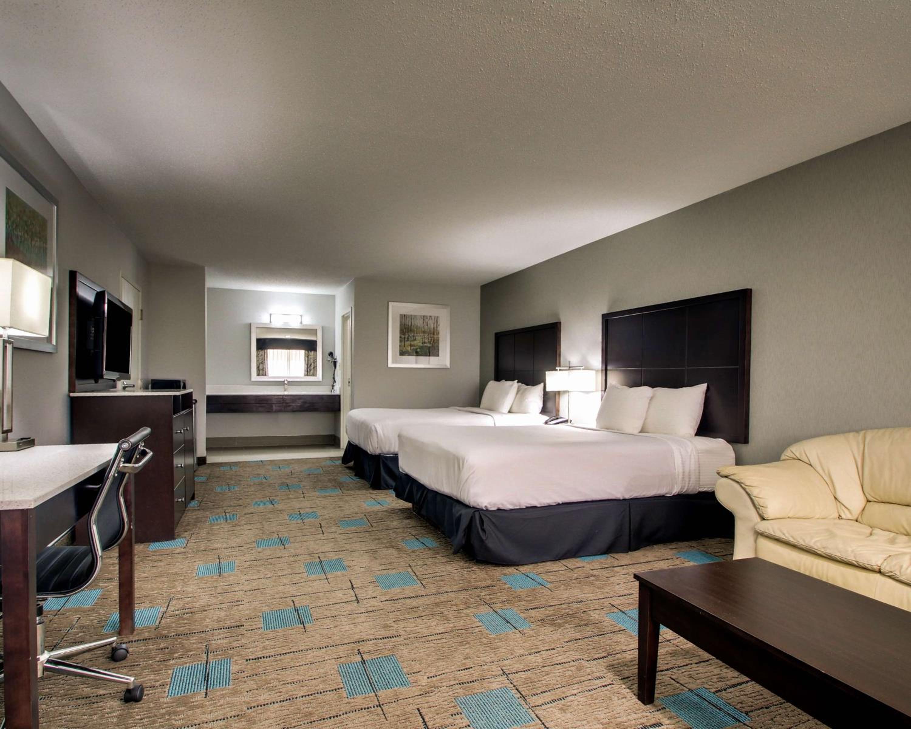 Queen Room with Two Queen Beds with Sofa Bed photo 1