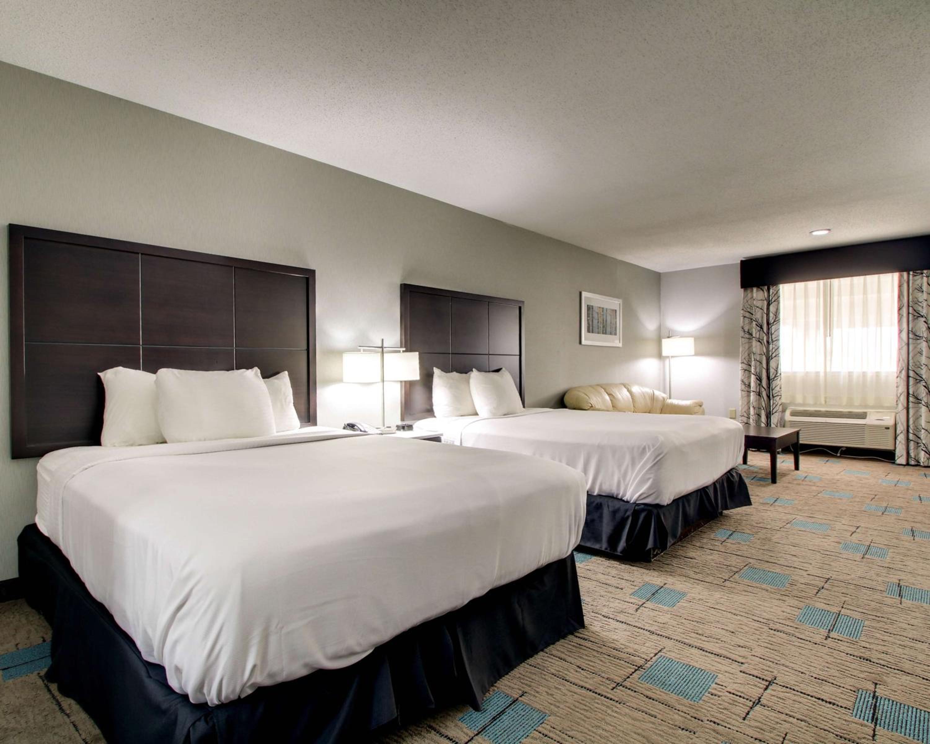 Queen Room with Two Queen Beds with Sofa Bed photo 2
