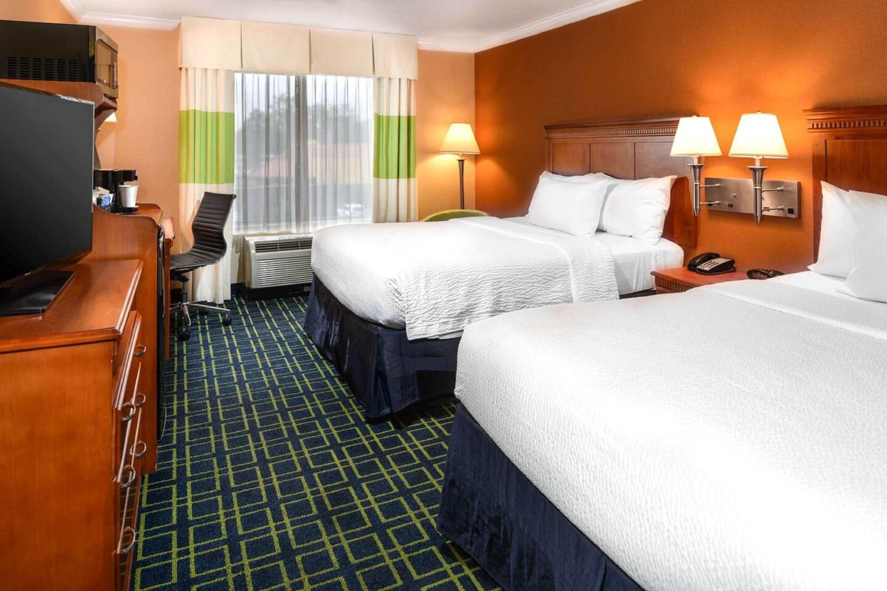 Queen Room with Two Queen Beds - Photo 2