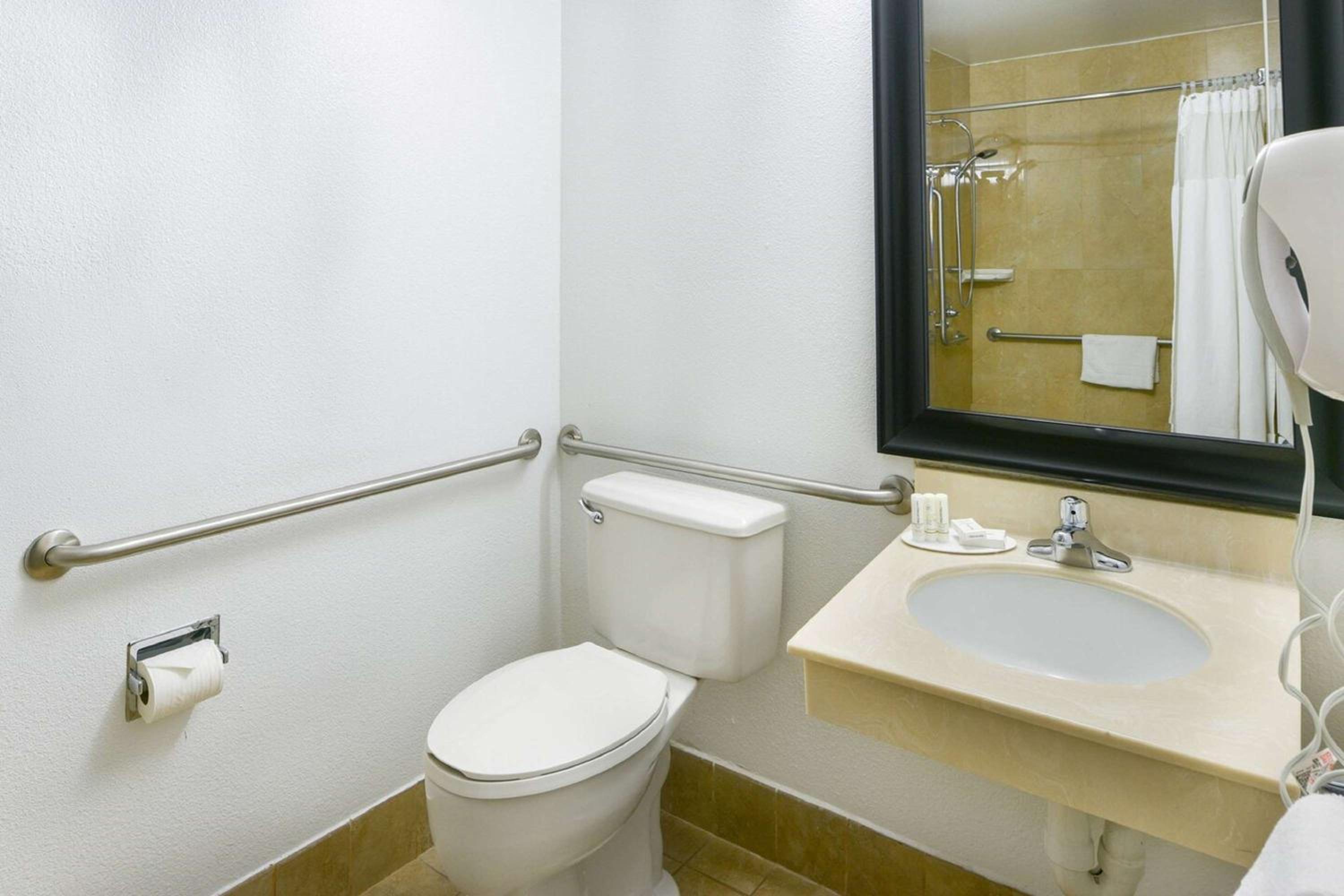 King Room with Bath Tub - Disability Access/Non-Smoking  - Photo 3