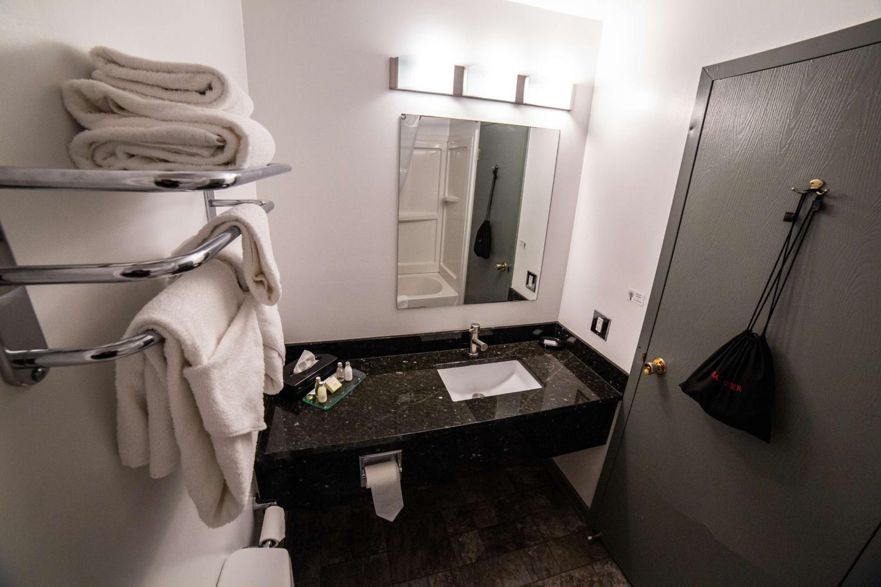 Queen Room with Two Queen Beds - Pet-Friendly/Non-Smoking photo 3