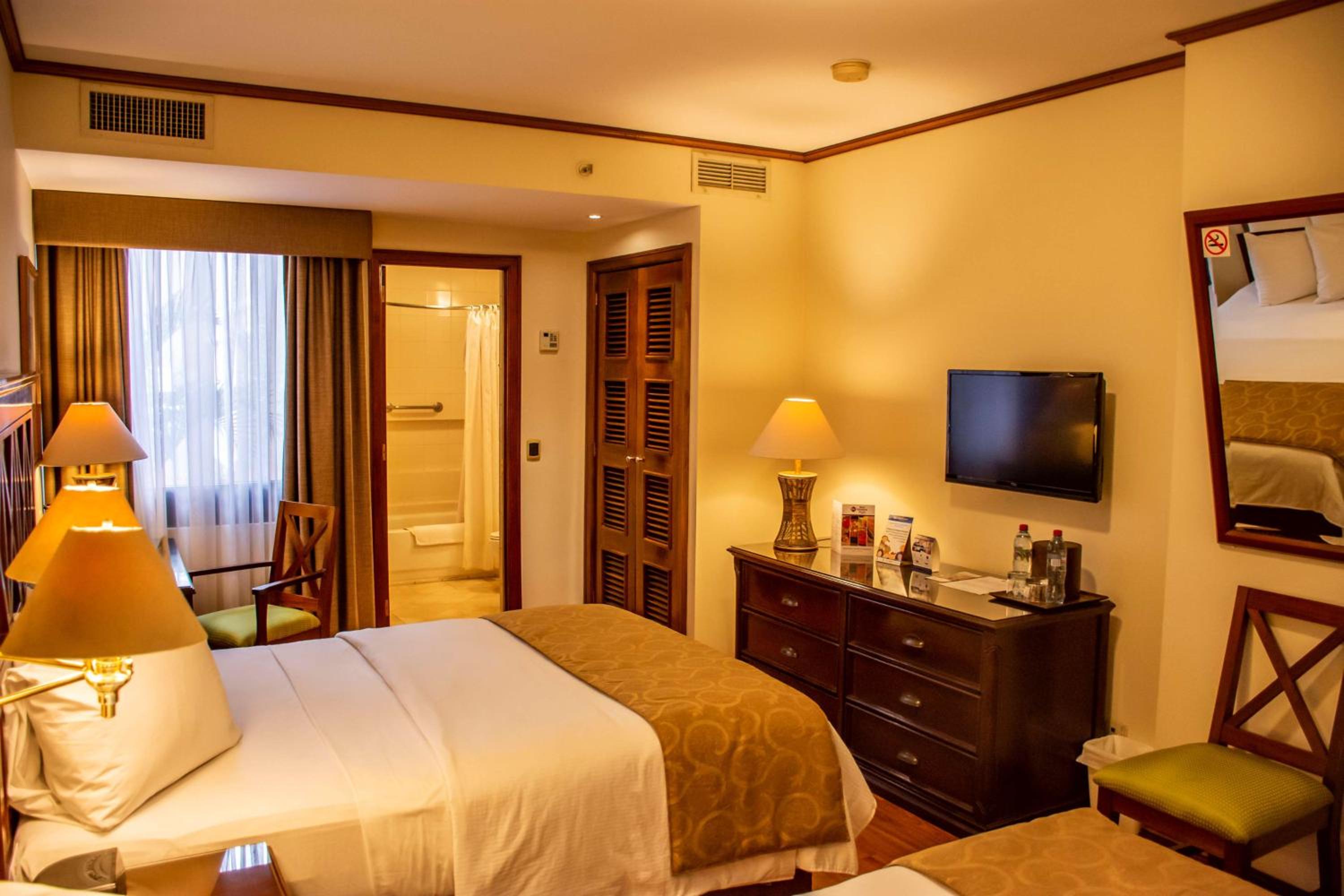 Double Room with Two Double Beds - Smoking photo 3