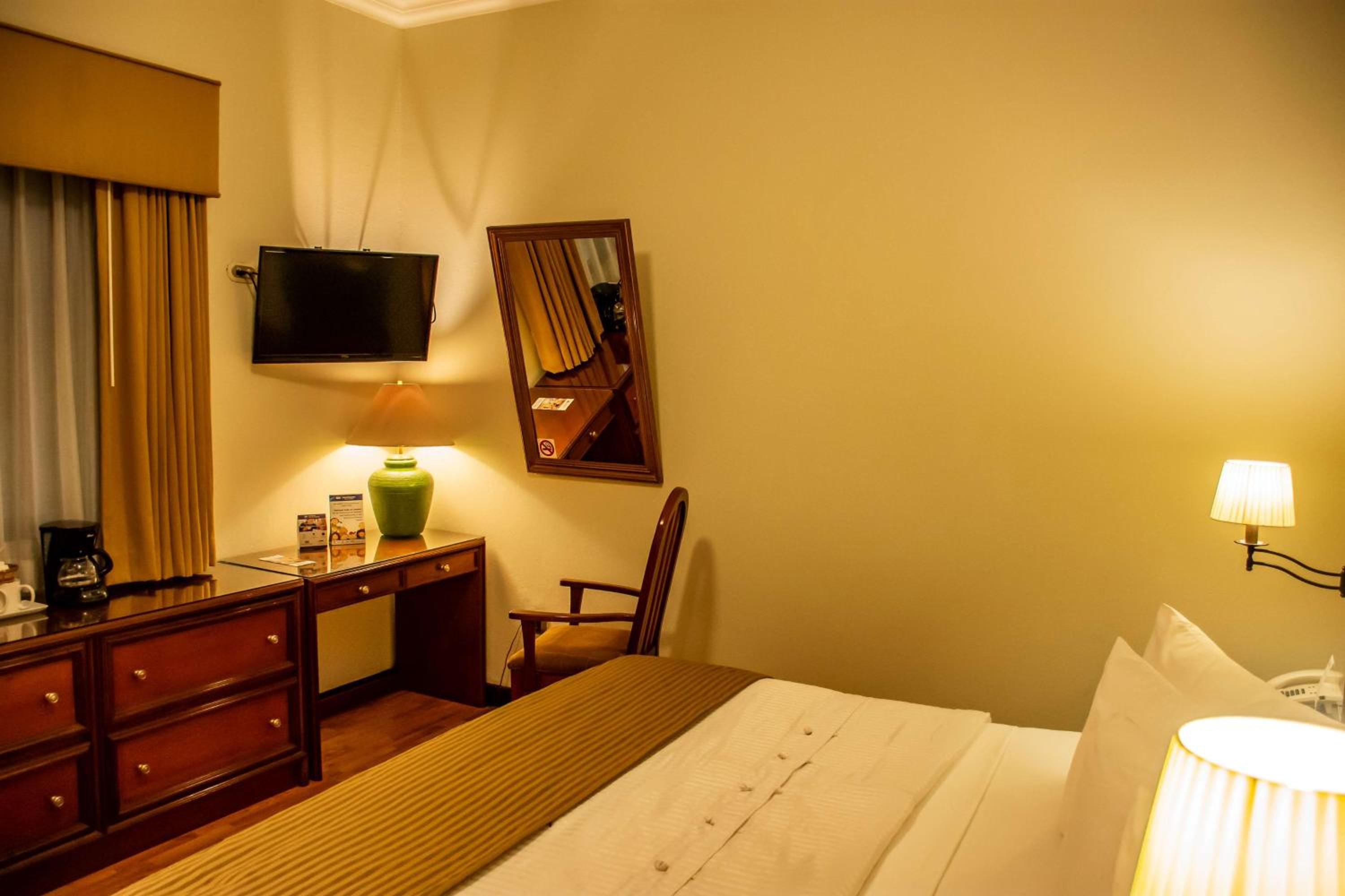 King Room - Non-Smoking photo 2