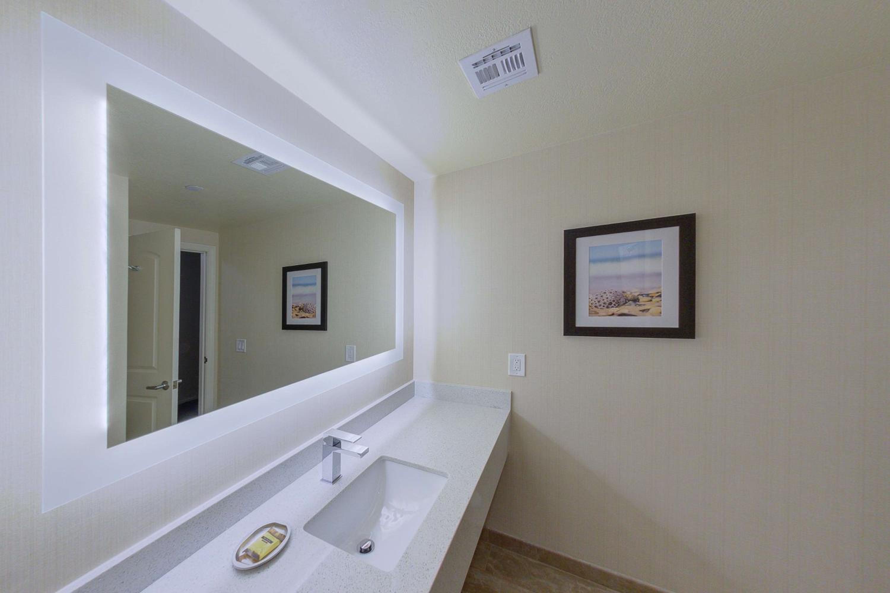 King Room with Bath Tub - Disability Access Room/Non-Smoking - Photo 5