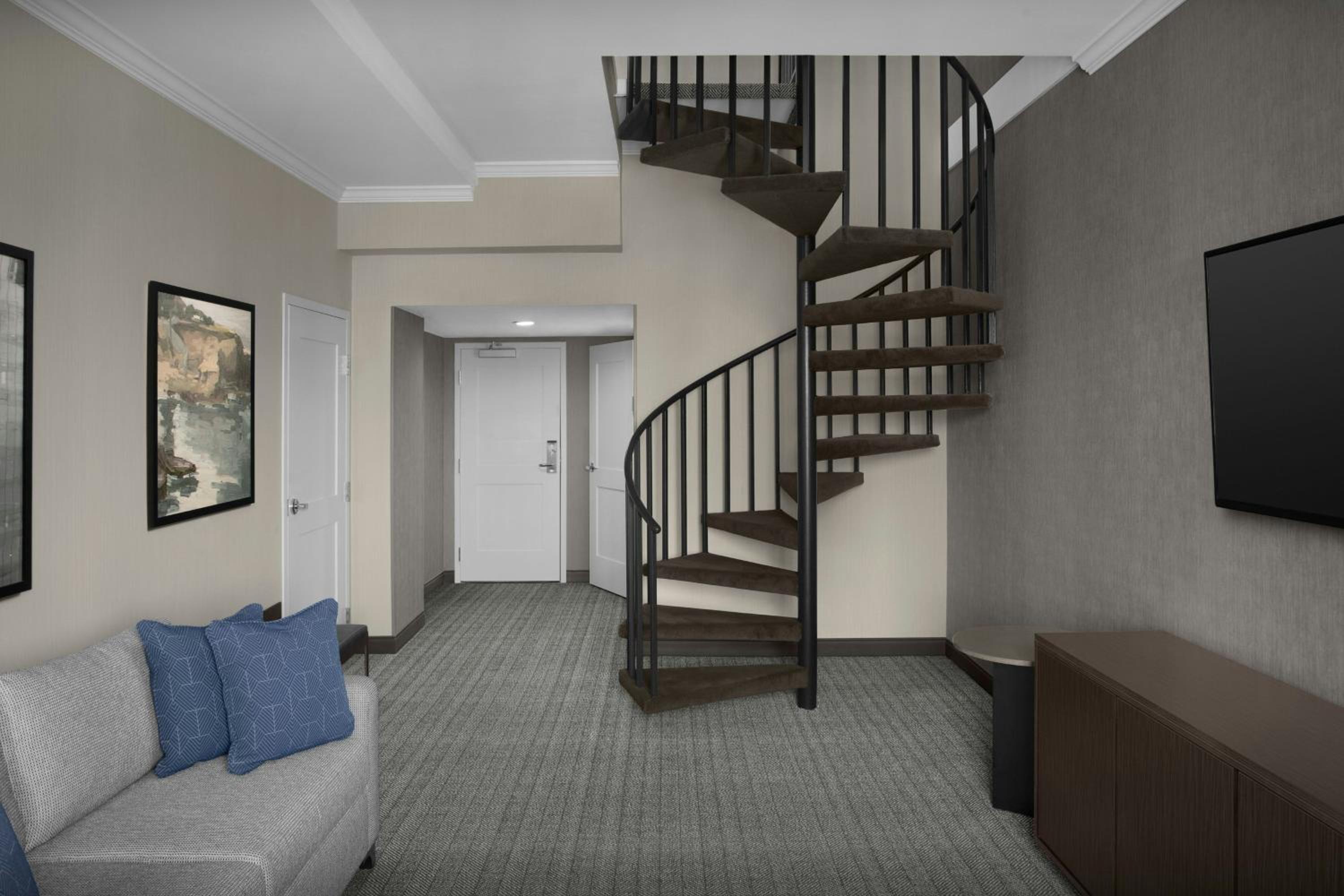 One-Bedroom King Loft with Sofa Bed