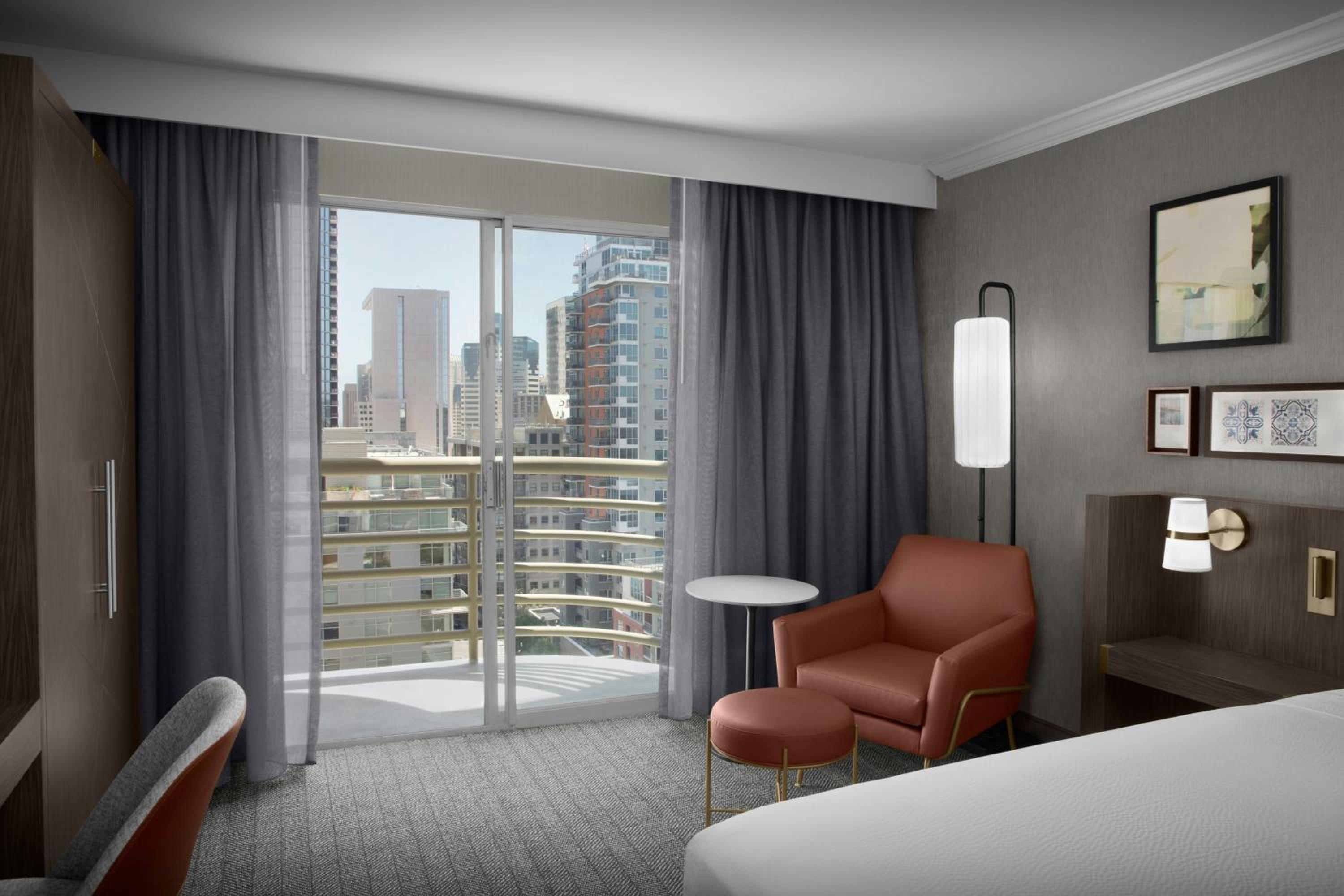 King Room with Bathtub - Mobility Access thumbnail 5