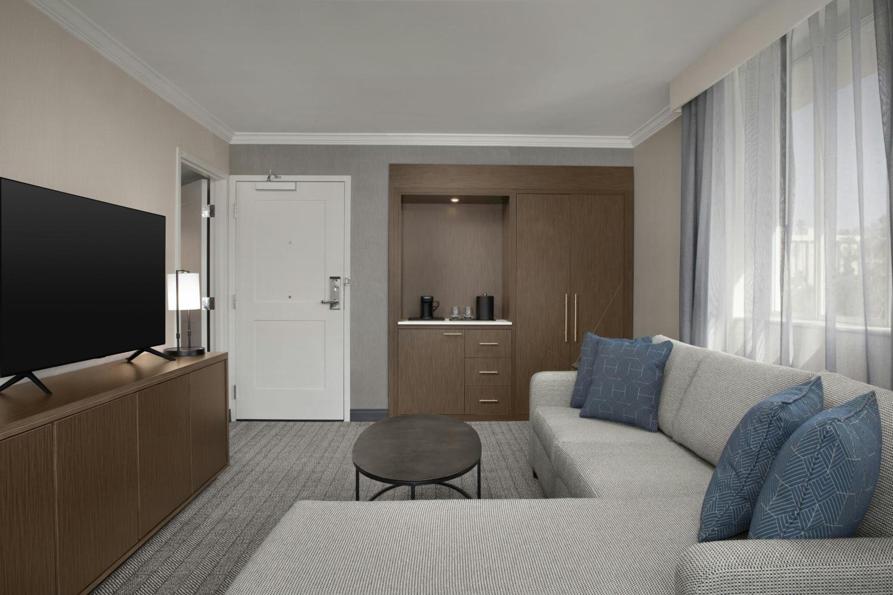 One-Bedroom King Suite with Sunrise View, Sofa Bed, Transfer Shower and Roll-In Shower - Mobility Access/Hearing Accessible