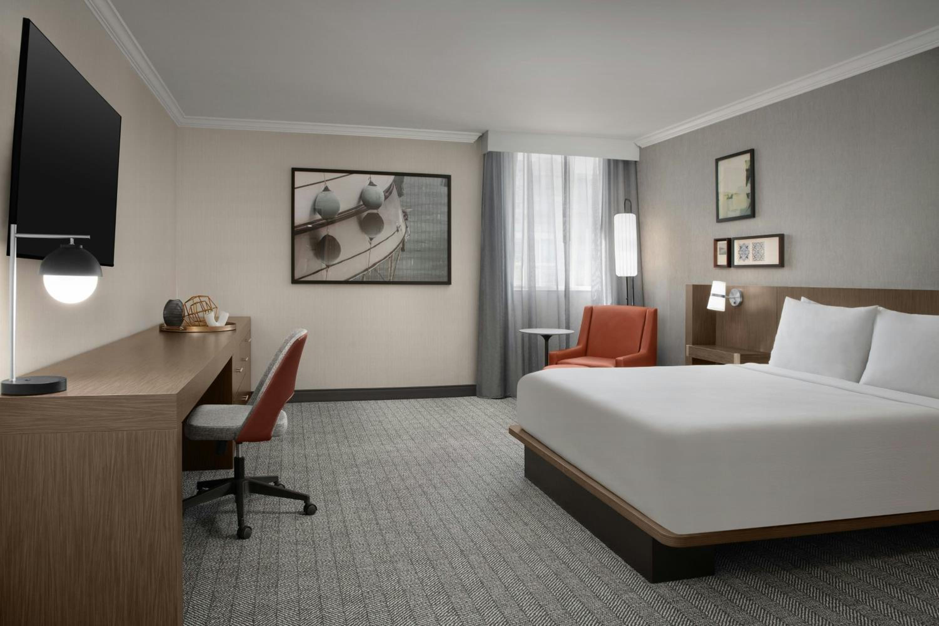 One-Bedroom King Suite with Sunrise View, Sofa Bed, Transfer Shower and Roll-In Shower - Mobility Access/Hearing Accessible