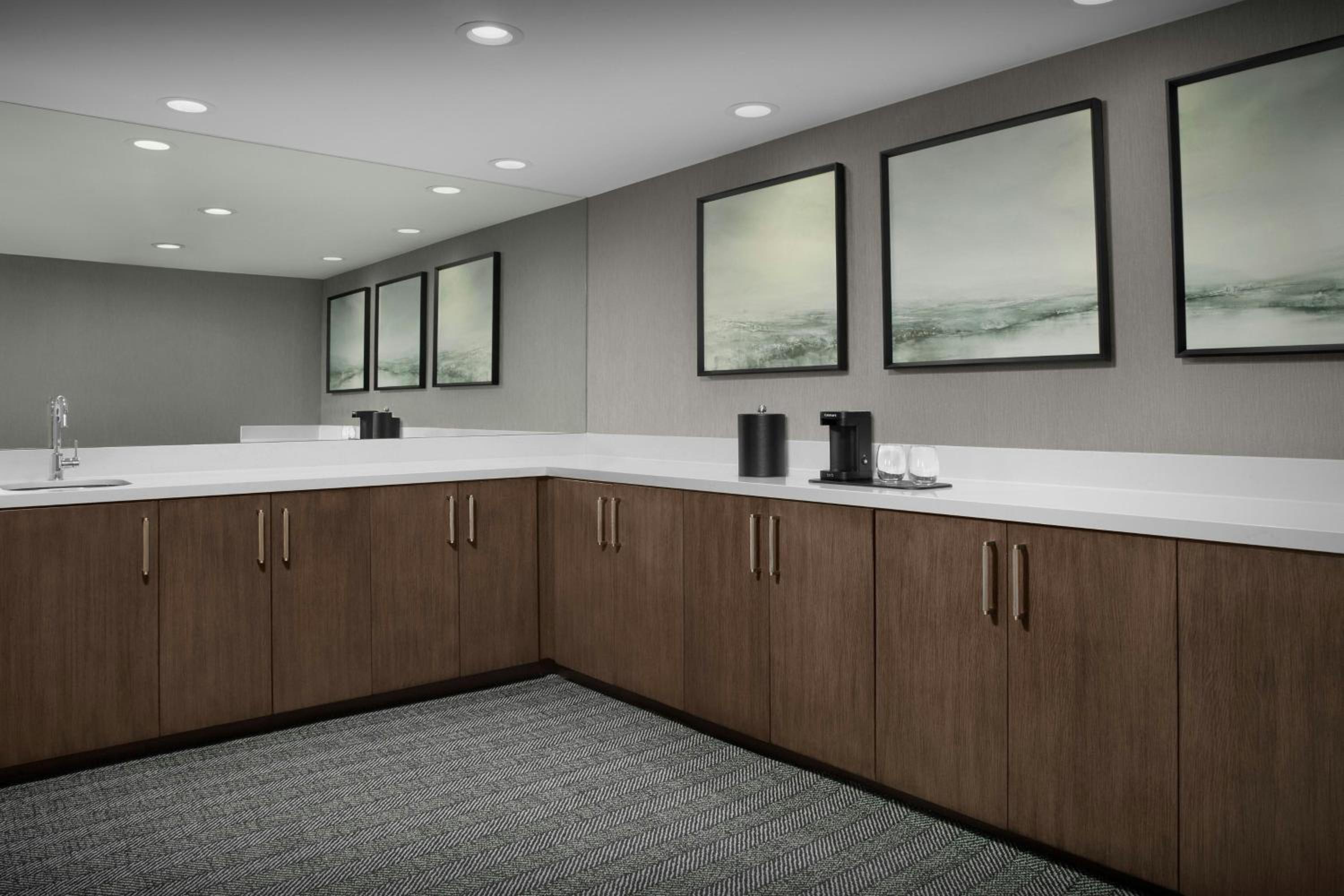 One-Bedroom Superior King Suite with Sunrise View, Balcony and Sofa Bed thumbnail 5