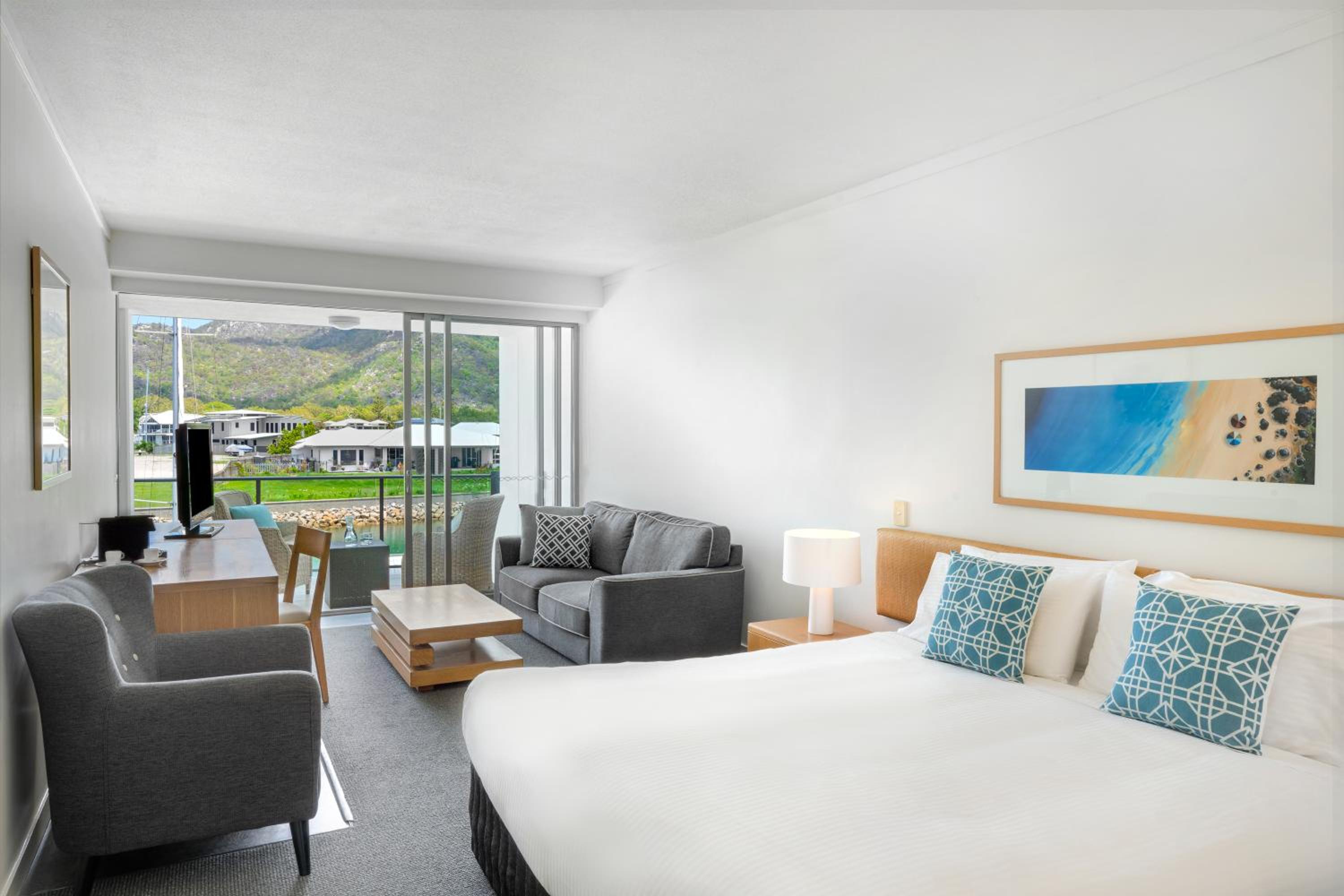 Hotel Room - Photo 4