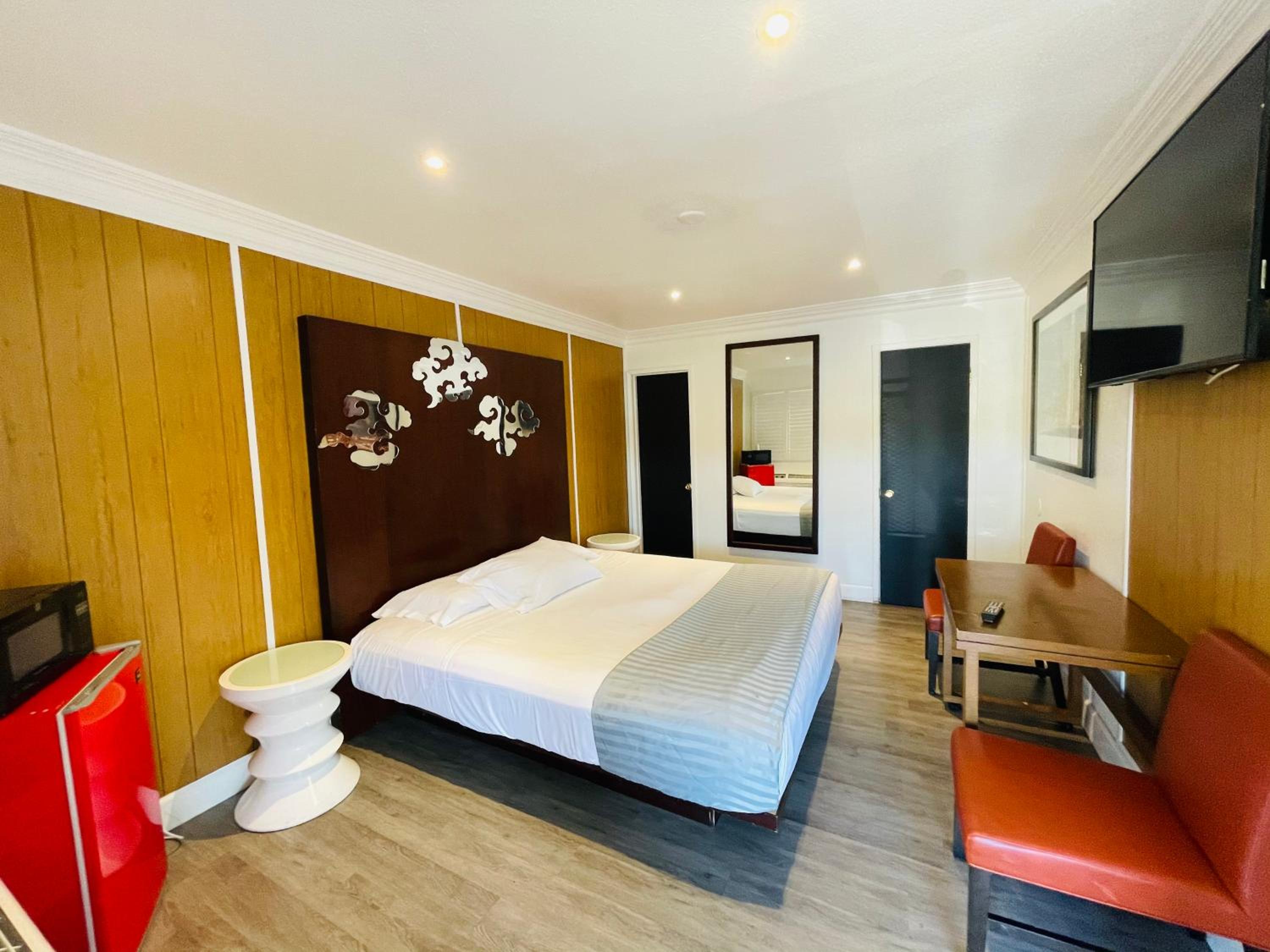 Standard King Room - Photo 16