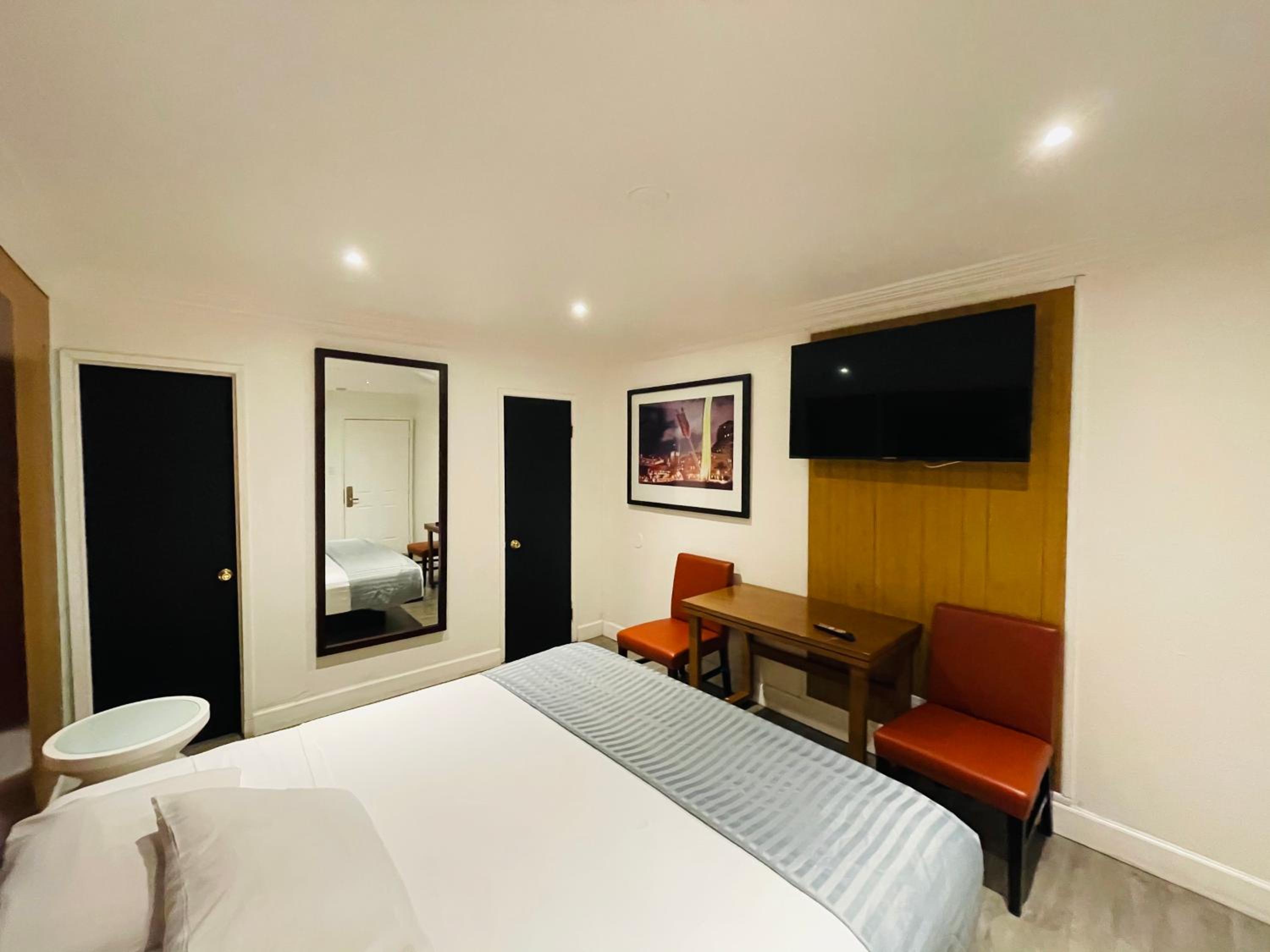 Standard King Room - Photo 2
