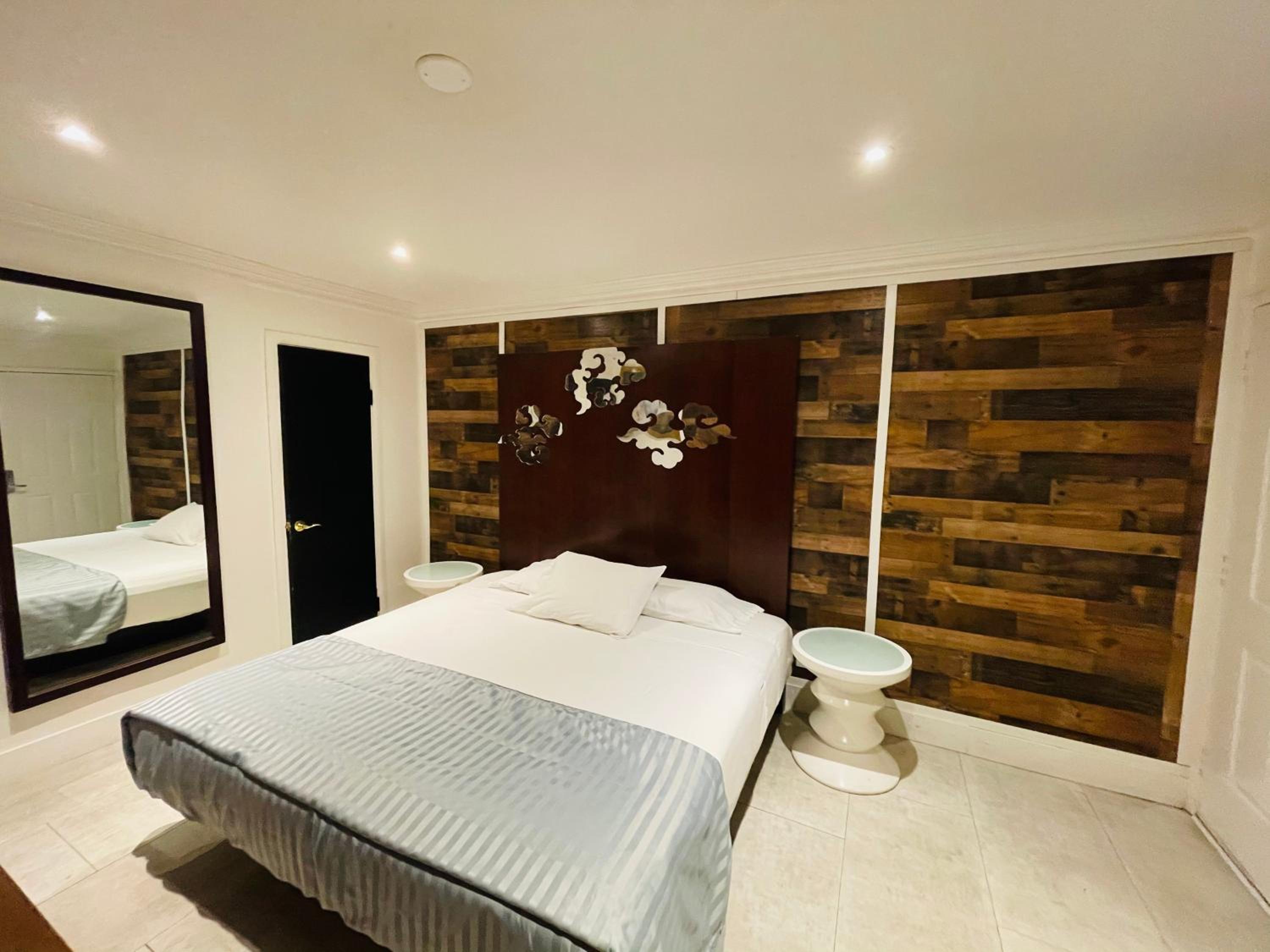 Standard King Room - Photo 5