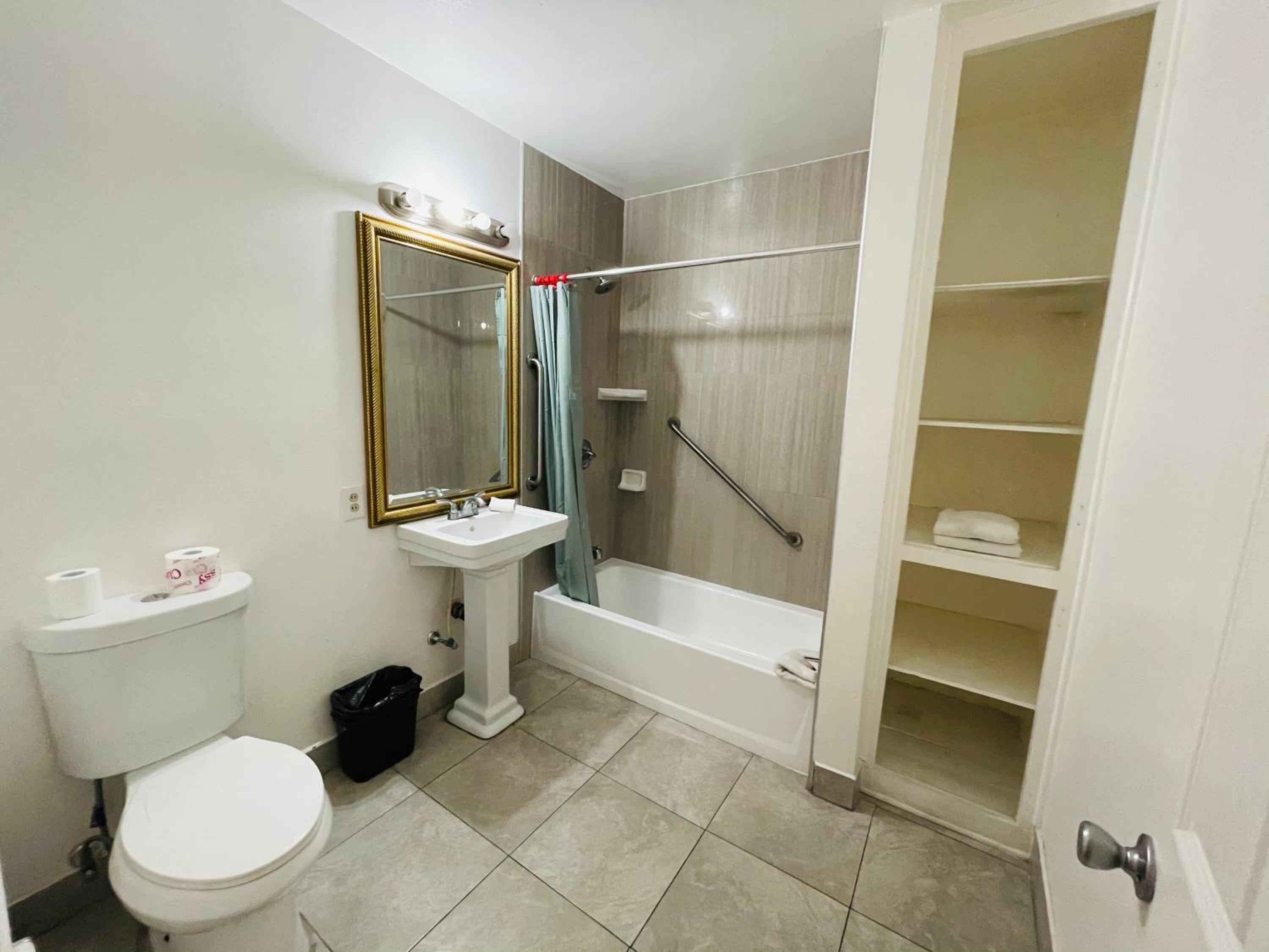 King Suite - Photo 25