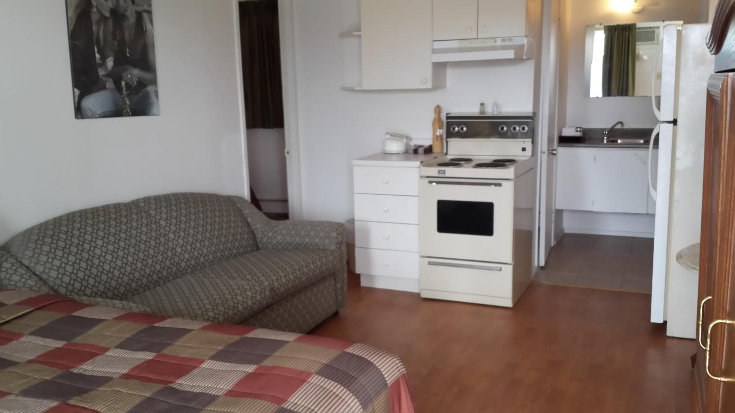 Family Room With Kitchenette photo 3