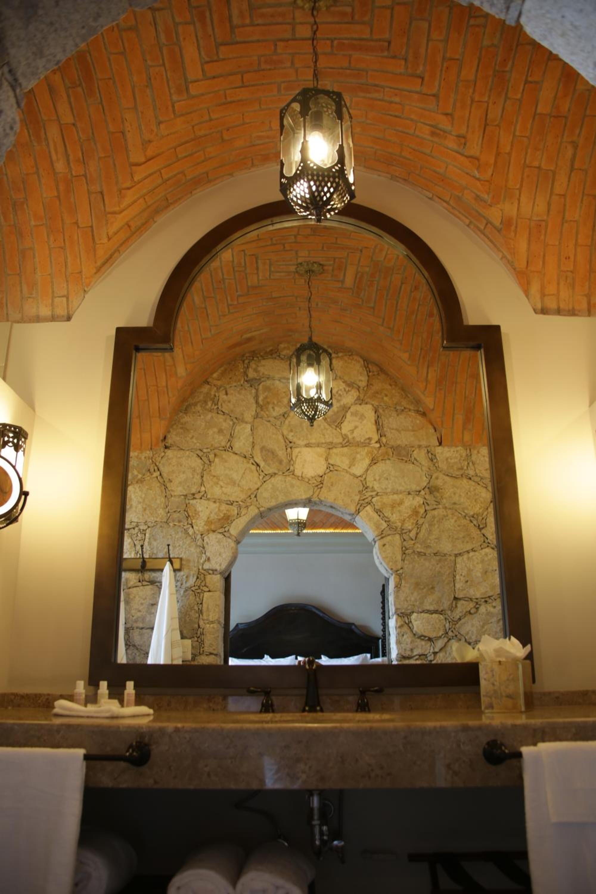 Luxury Suite - Photo 13