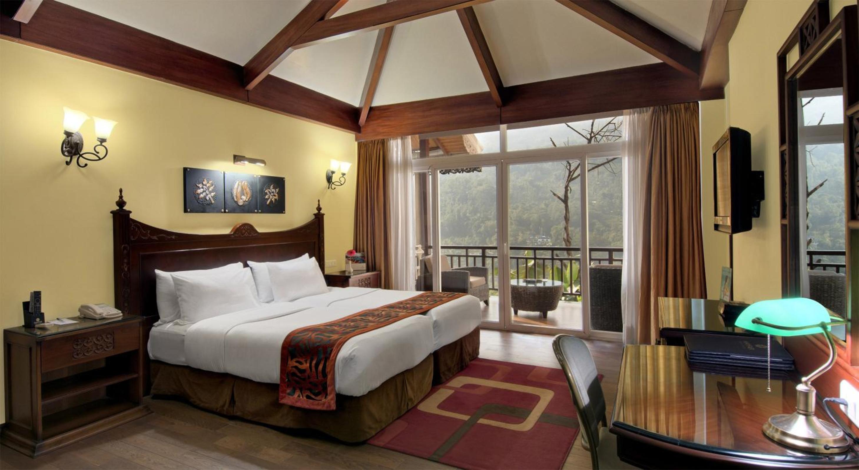 Deluxe Room - 10% Discount on Foods & Soft Beverages* | 15% Discounts on Laundry Services* | INR 500 spa credit during your stay on selective Massage services. TnC Apply.* | Free Minibar - 2 cans of soft Beverages (Once on Arrival) - Photo 1